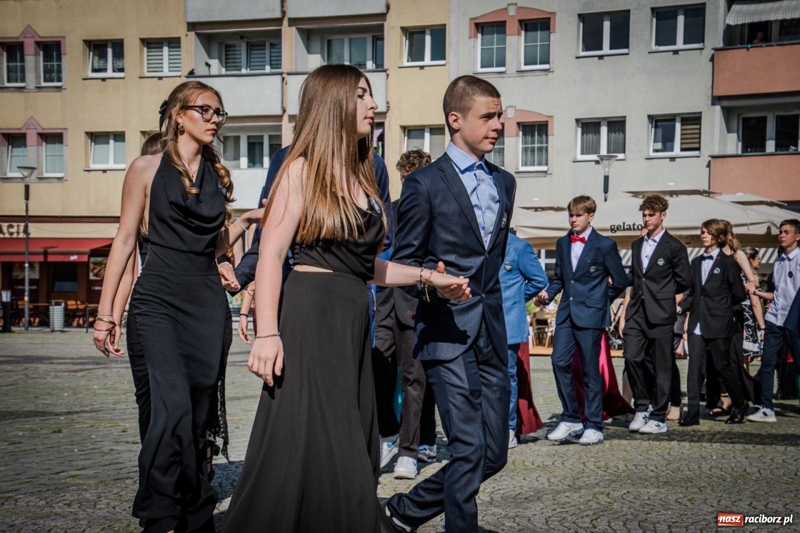 Zdjęcie w galerii na portalu naszraciborz.pl: Polonez ósmoklasistów SP 15 na raciborskim rynku wiadomości z regionu
