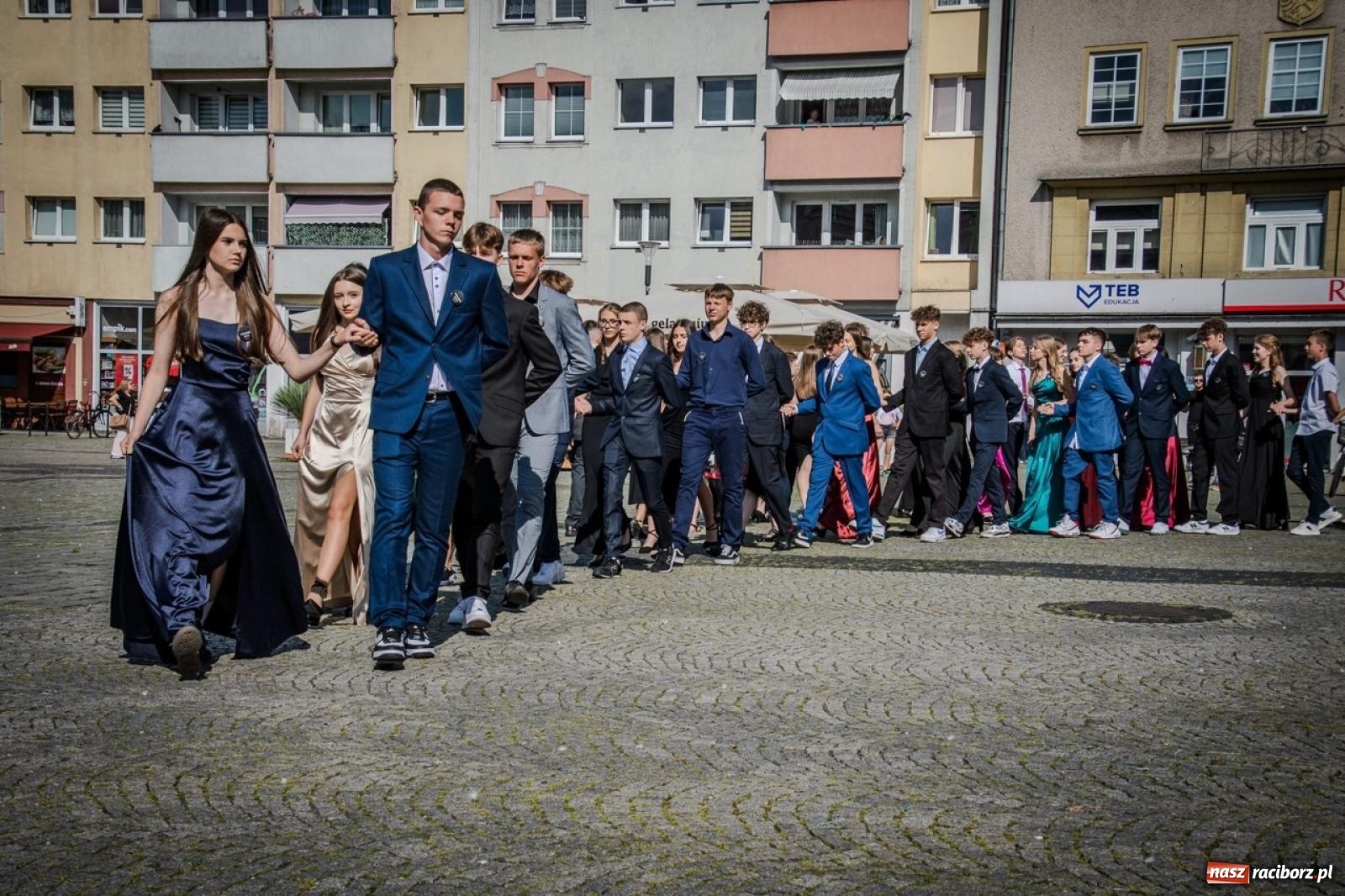 Zdjęcie w galerii na portalu naszraciborz.pl: Polonez ósmoklasistów SP 15 na raciborskim rynku wiadomości z regionu