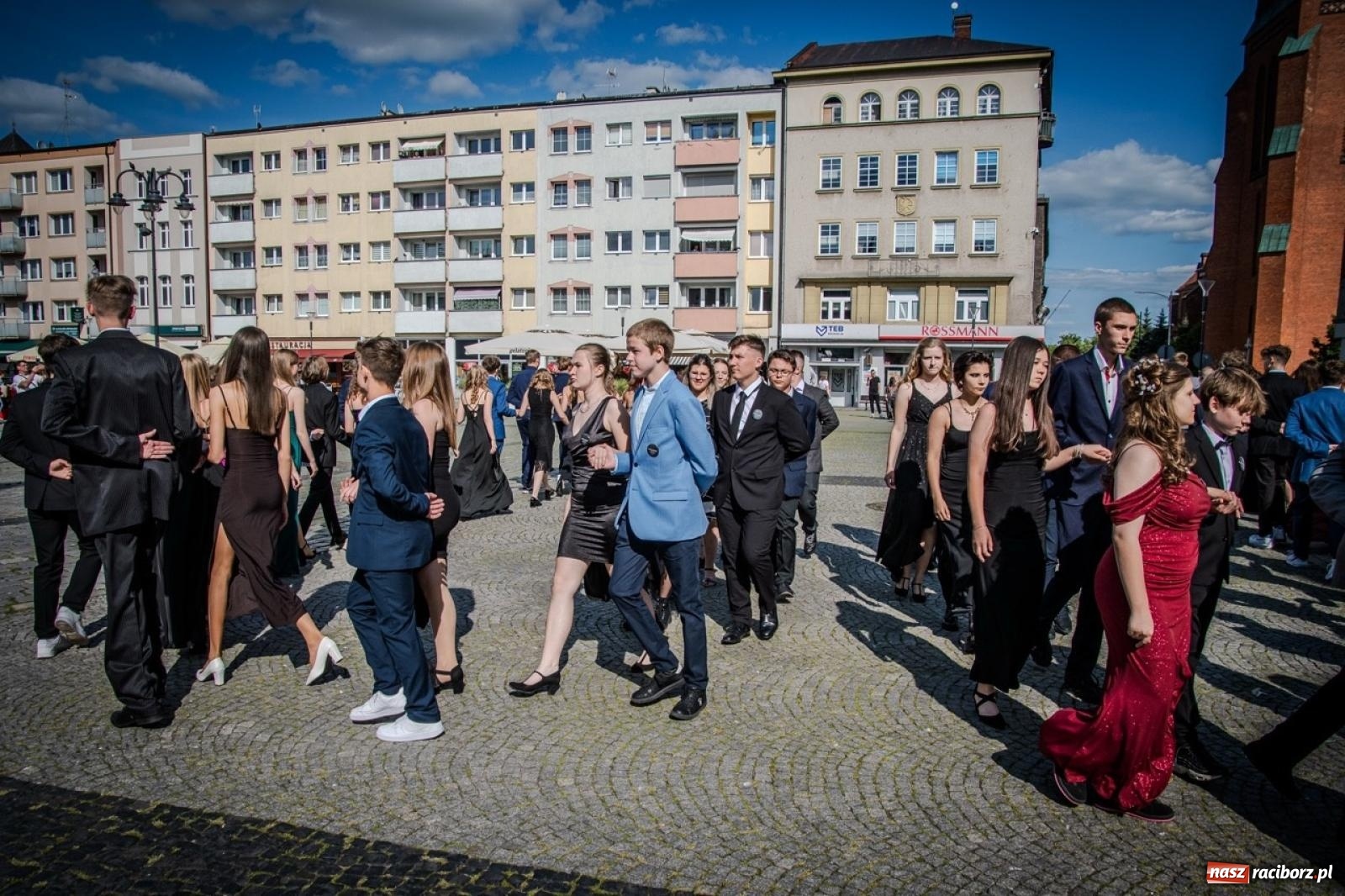 Zdjęcie w galerii na portalu naszraciborz.pl: Polonez ósmoklasistów SP 15 na raciborskim rynku wiadomości z regionu