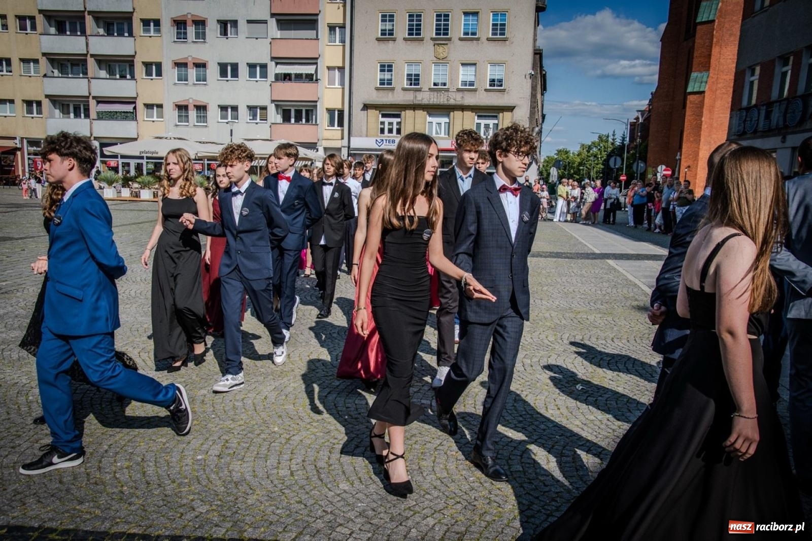 Zdjęcie w galerii na portalu naszraciborz.pl: Polonez ósmoklasistów SP 15 na raciborskim rynku wiadomości z regionu
