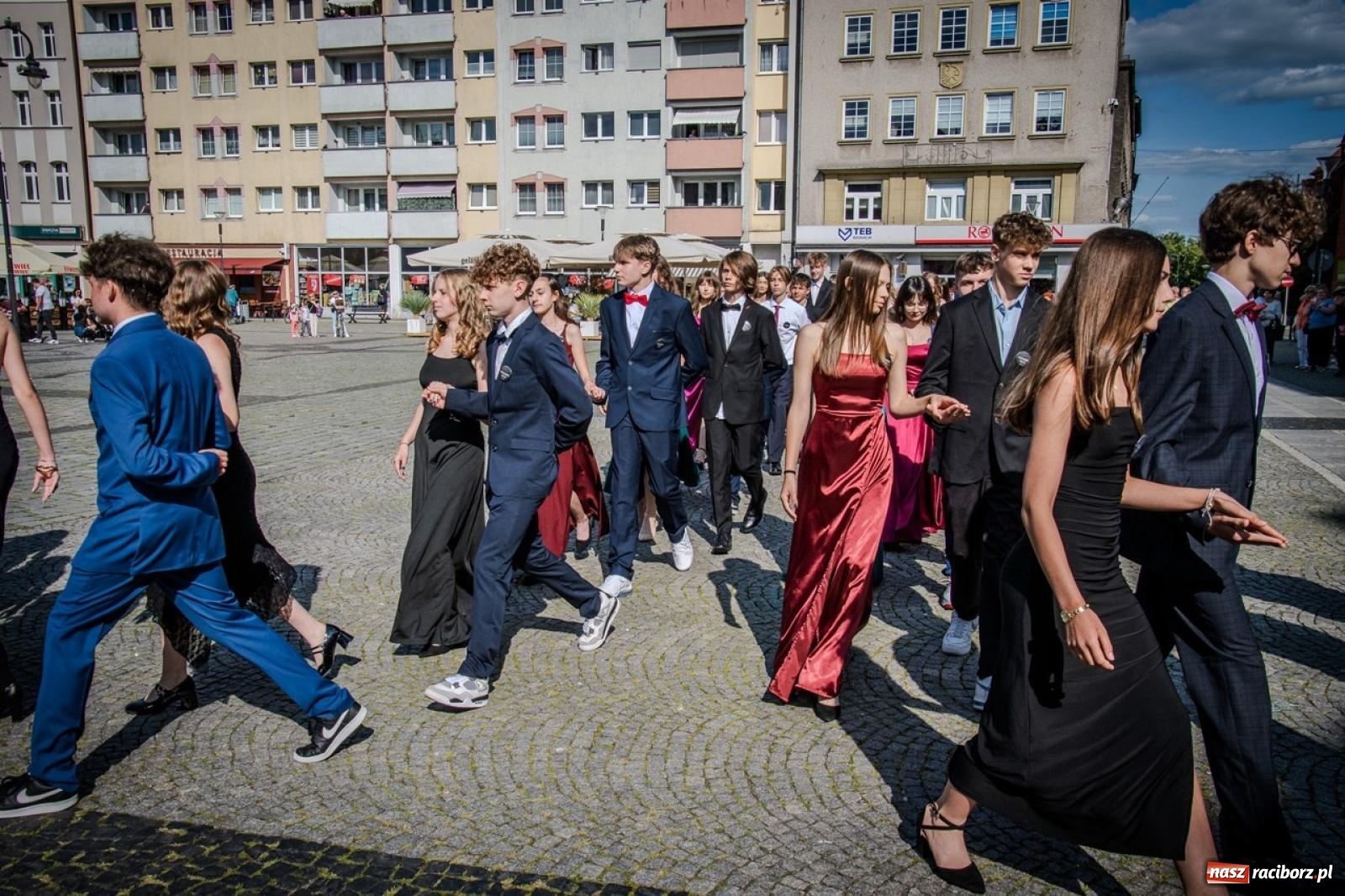 Zdjęcie w galerii na portalu naszraciborz.pl: Polonez ósmoklasistów SP 15 na raciborskim rynku wiadomości z regionu