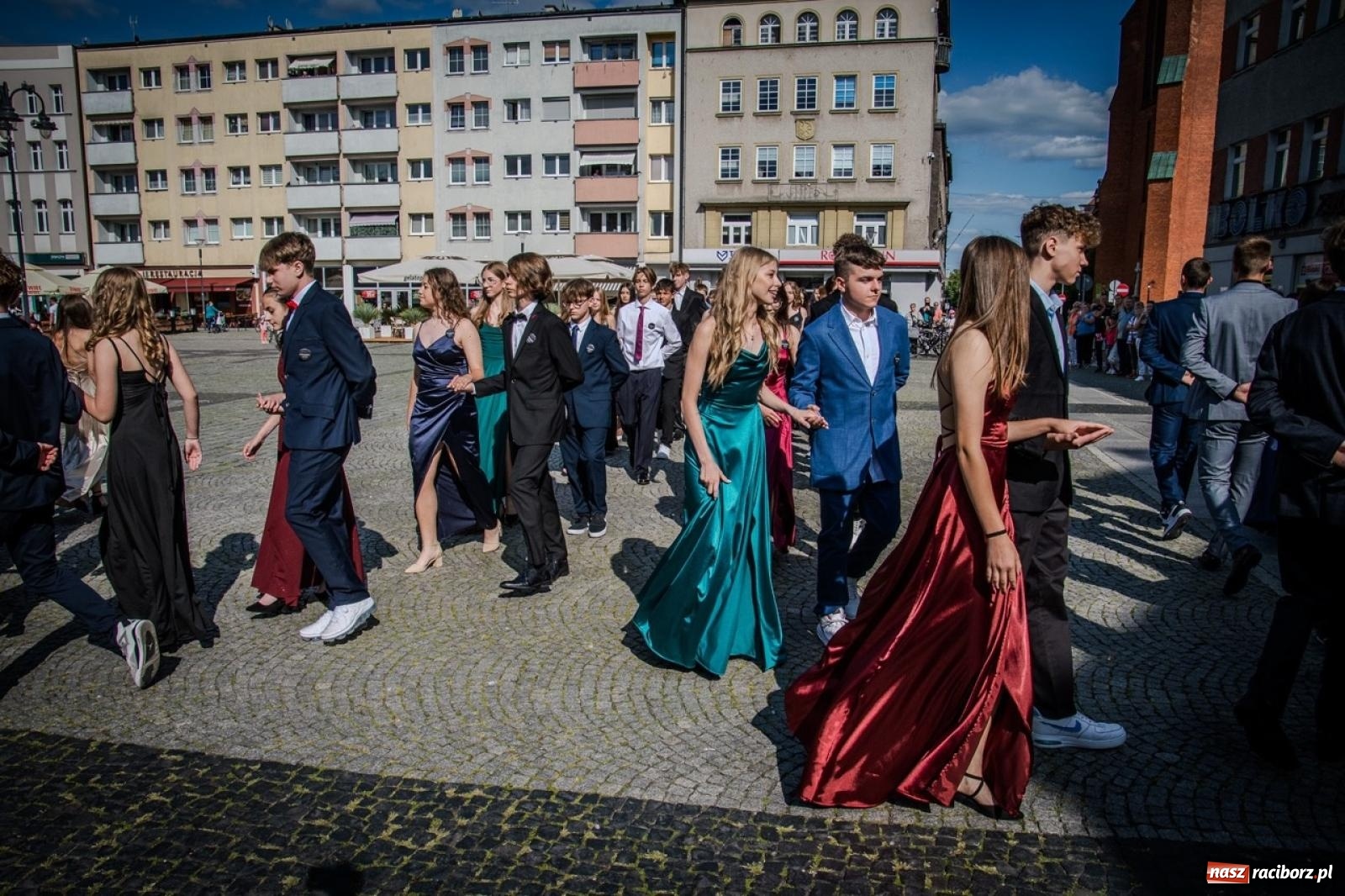Zdjęcie w galerii na portalu naszraciborz.pl: Polonez ósmoklasistów SP 15 na raciborskim rynku wiadomości z regionu