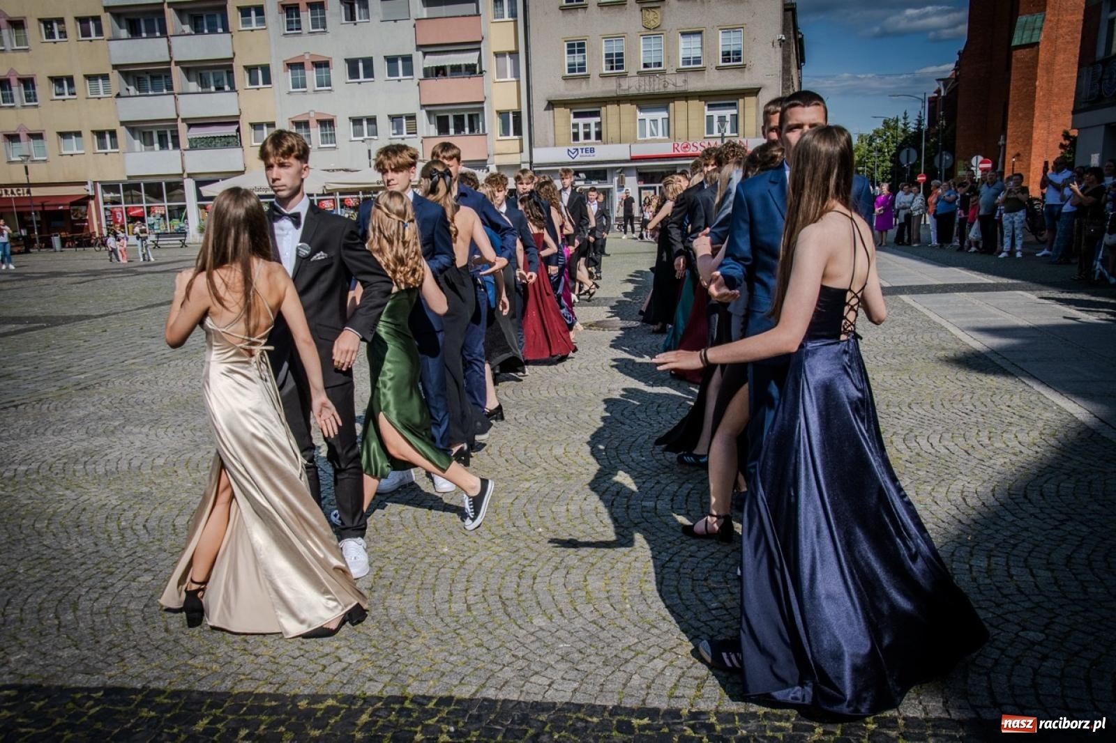 Zdjęcie w galerii na portalu naszraciborz.pl: Polonez ósmoklasistów SP 15 na raciborskim rynku wiadomości z regionu