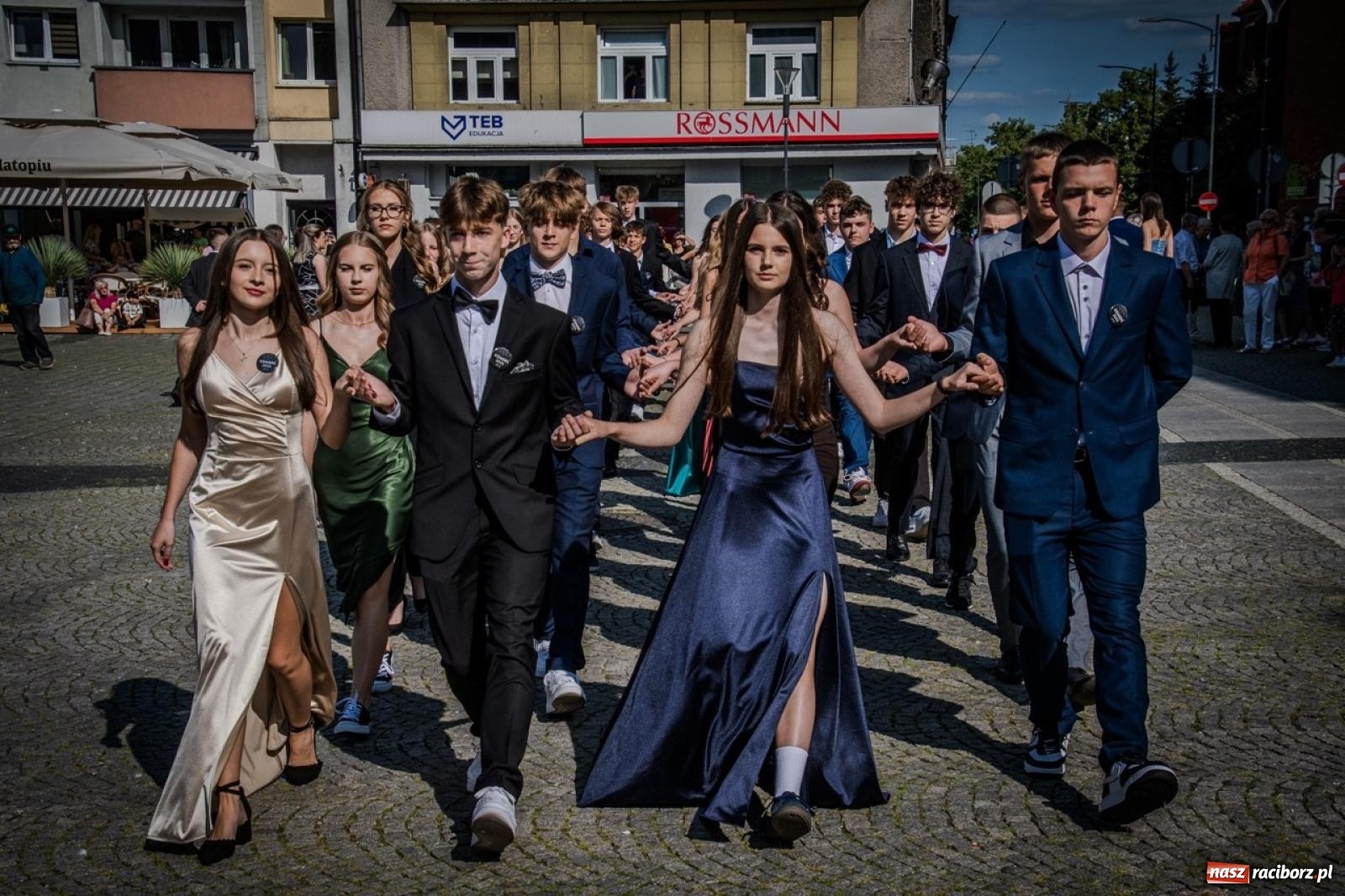 Zdjęcie w galerii na portalu naszraciborz.pl: Polonez ósmoklasistów SP 15 na raciborskim rynku wiadomości z regionu