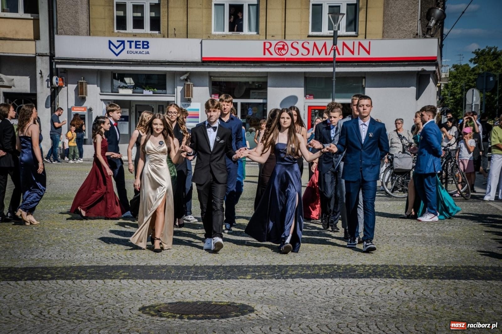 Zdjęcie w galerii na portalu naszraciborz.pl: Polonez ósmoklasistów SP 15 na raciborskim rynku wiadomości z regionu