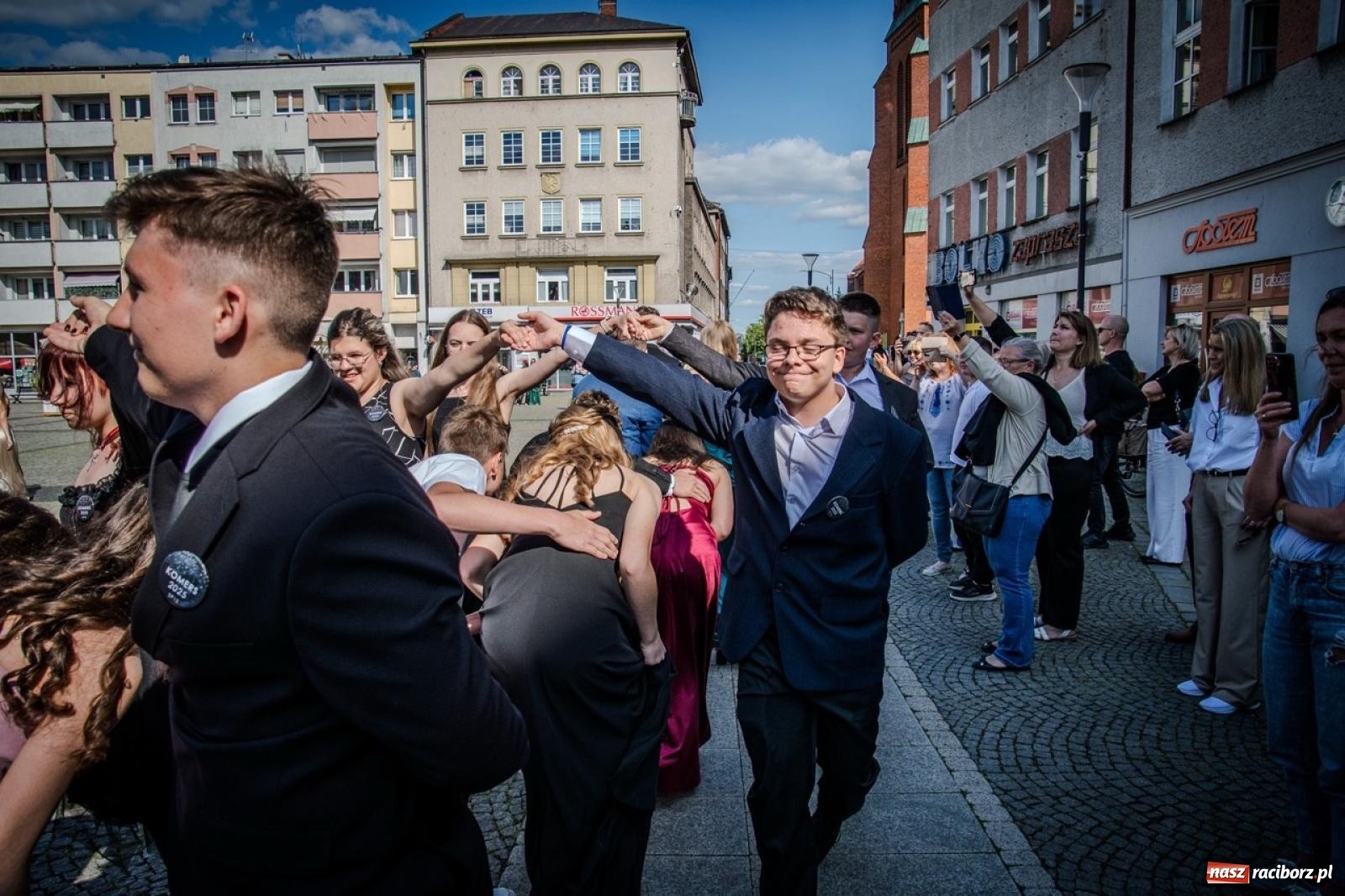 Zdjęcie w galerii na portalu naszraciborz.pl: Polonez ósmoklasistów SP 15 na raciborskim rynku wiadomości z regionu