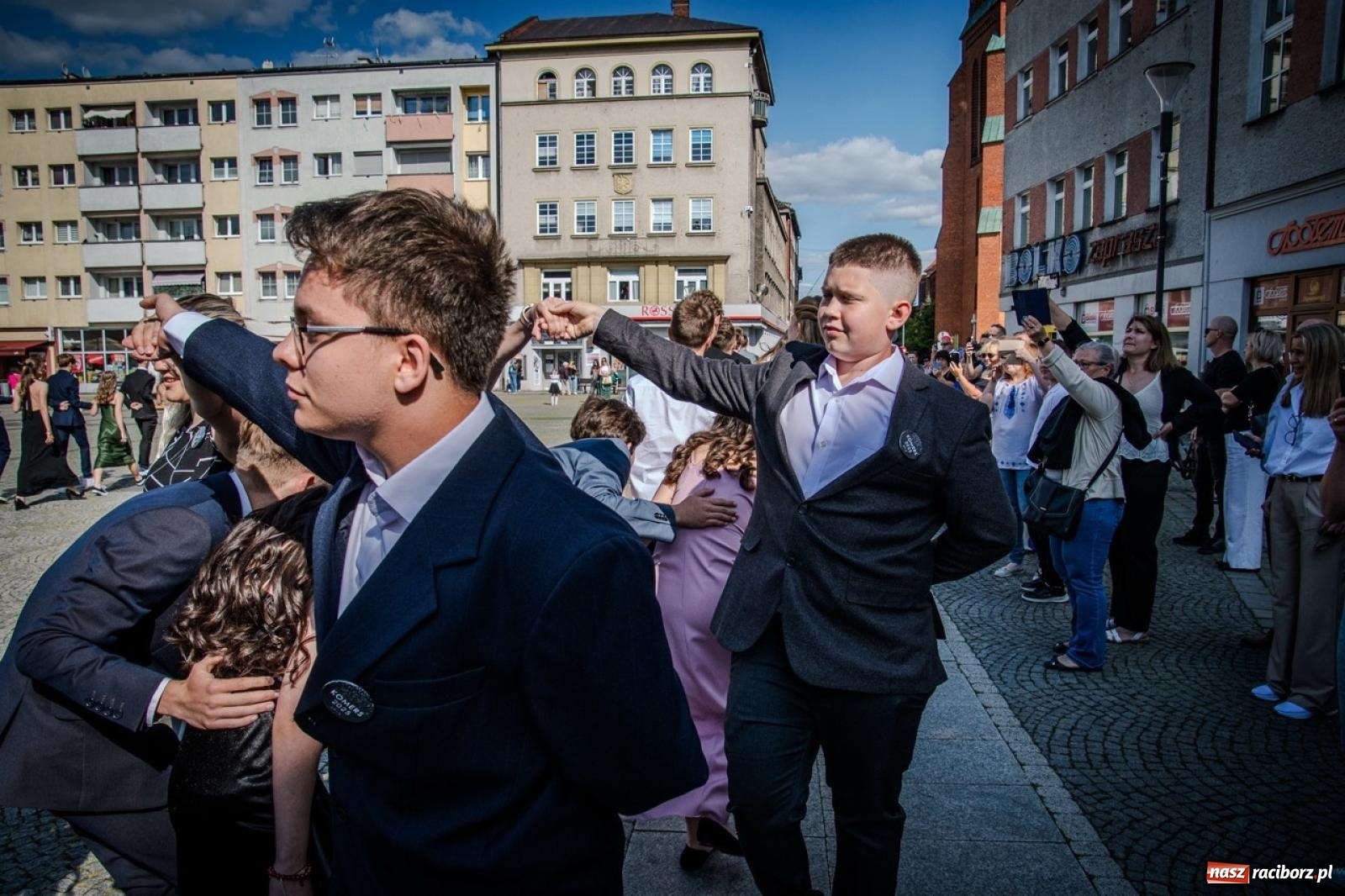 Zdjęcie w galerii na portalu naszraciborz.pl: Polonez ósmoklasistów SP 15 na raciborskim rynku wiadomości z regionu