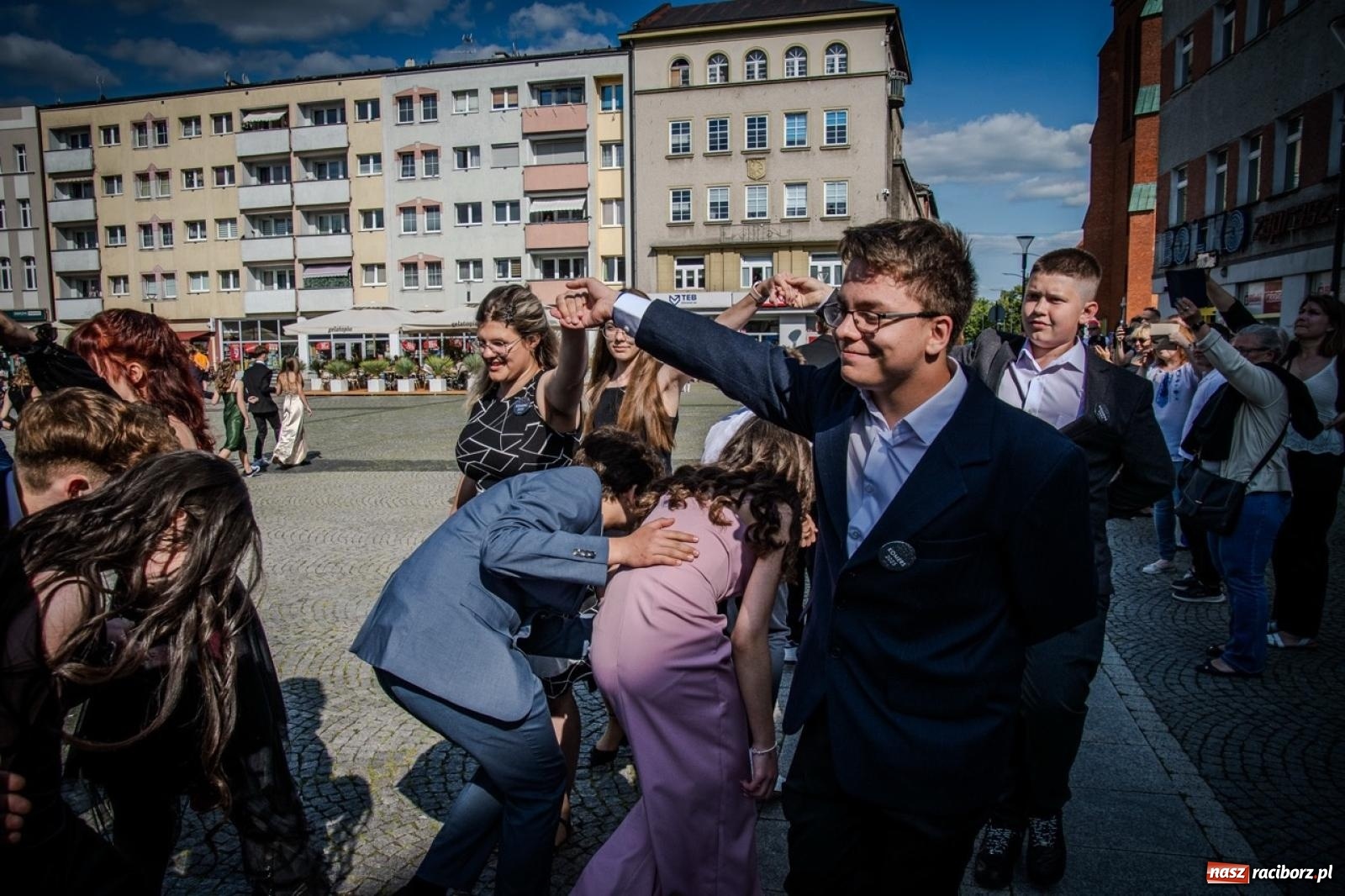 Zdjęcie w galerii na portalu naszraciborz.pl: Polonez ósmoklasistów SP 15 na raciborskim rynku wiadomości z regionu