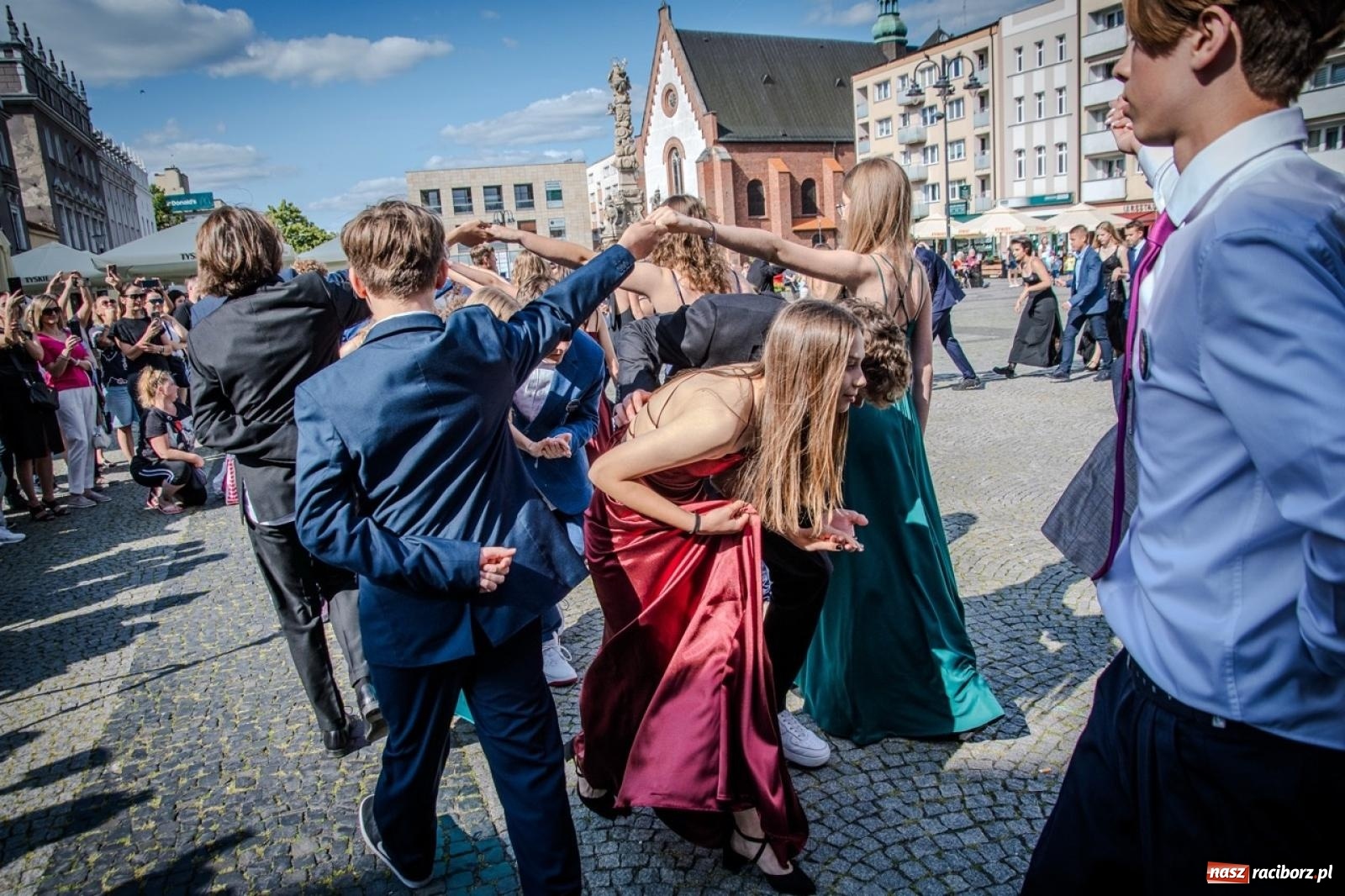 Zdjęcie w galerii na portalu naszraciborz.pl: Polonez ósmoklasistów SP 15 na raciborskim rynku wiadomości z regionu