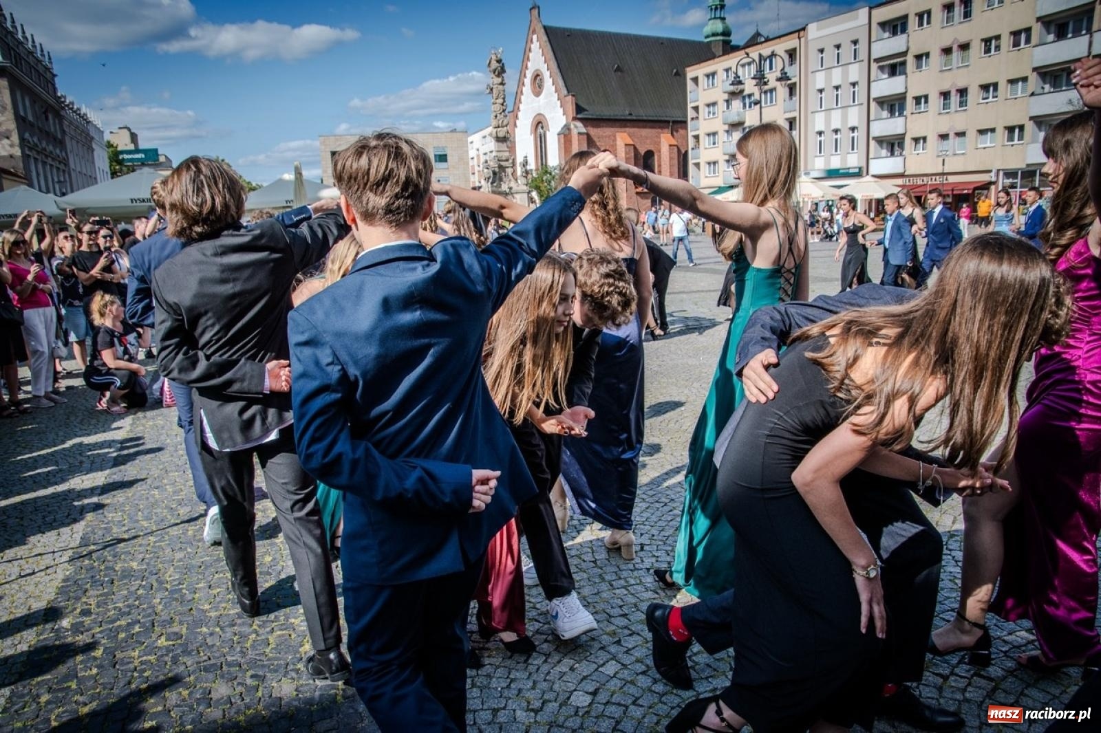 Zdjęcie w galerii na portalu naszraciborz.pl: Polonez ósmoklasistów SP 15 na raciborskim rynku wiadomości z regionu