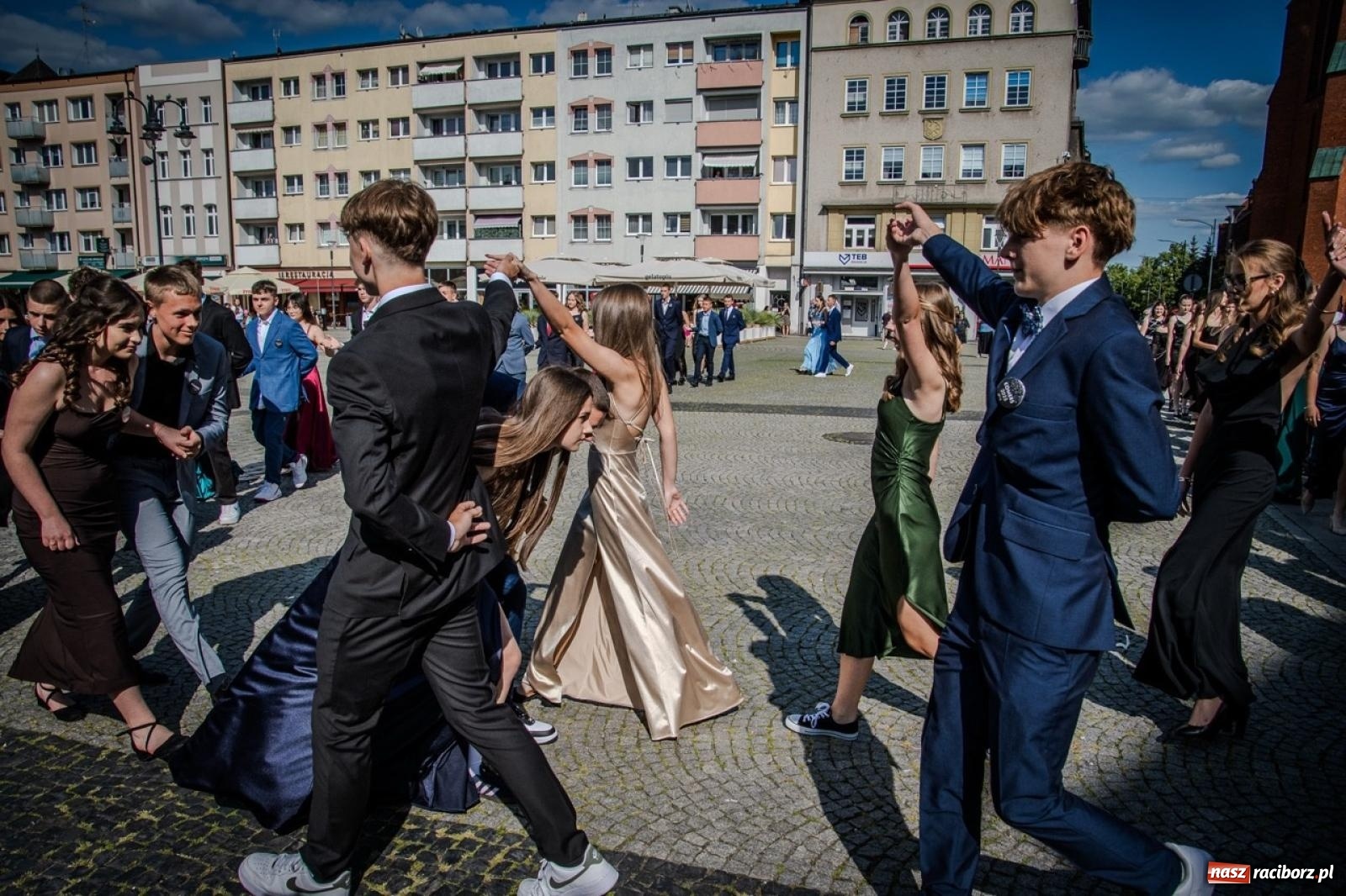 Zdjęcie w galerii na portalu naszraciborz.pl: Polonez ósmoklasistów SP 15 na raciborskim rynku wiadomości z regionu