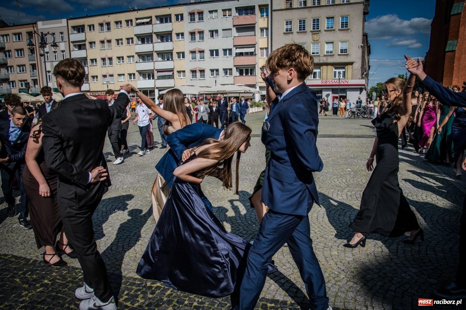 Zdjęcie w galerii na portalu naszraciborz.pl: Polonez ósmoklasistów SP 15 na raciborskim rynku wiadomości z regionu