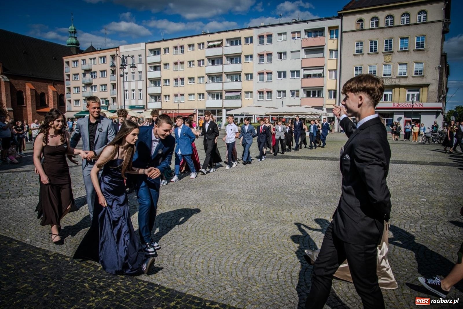 Zdjęcie w galerii na portalu naszraciborz.pl: Polonez ósmoklasistów SP 15 na raciborskim rynku wiadomości z regionu