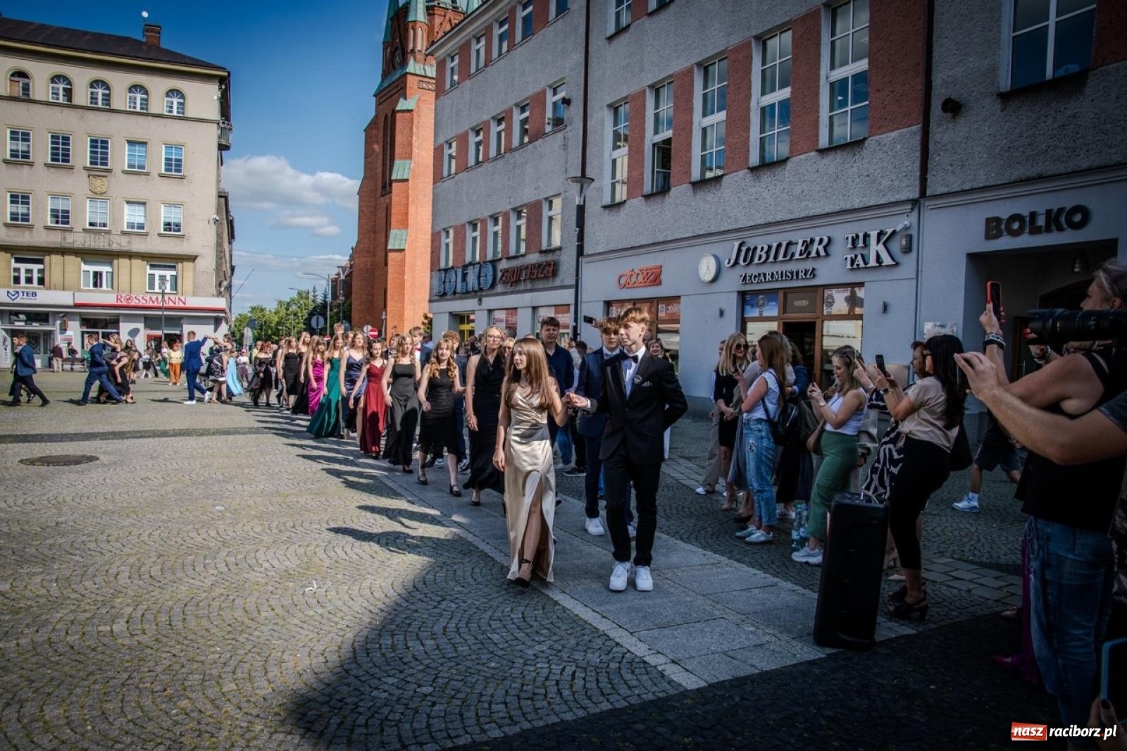 Zdjęcie w galerii na portalu naszraciborz.pl: Polonez ósmoklasistów SP 15 na raciborskim rynku wiadomości z regionu