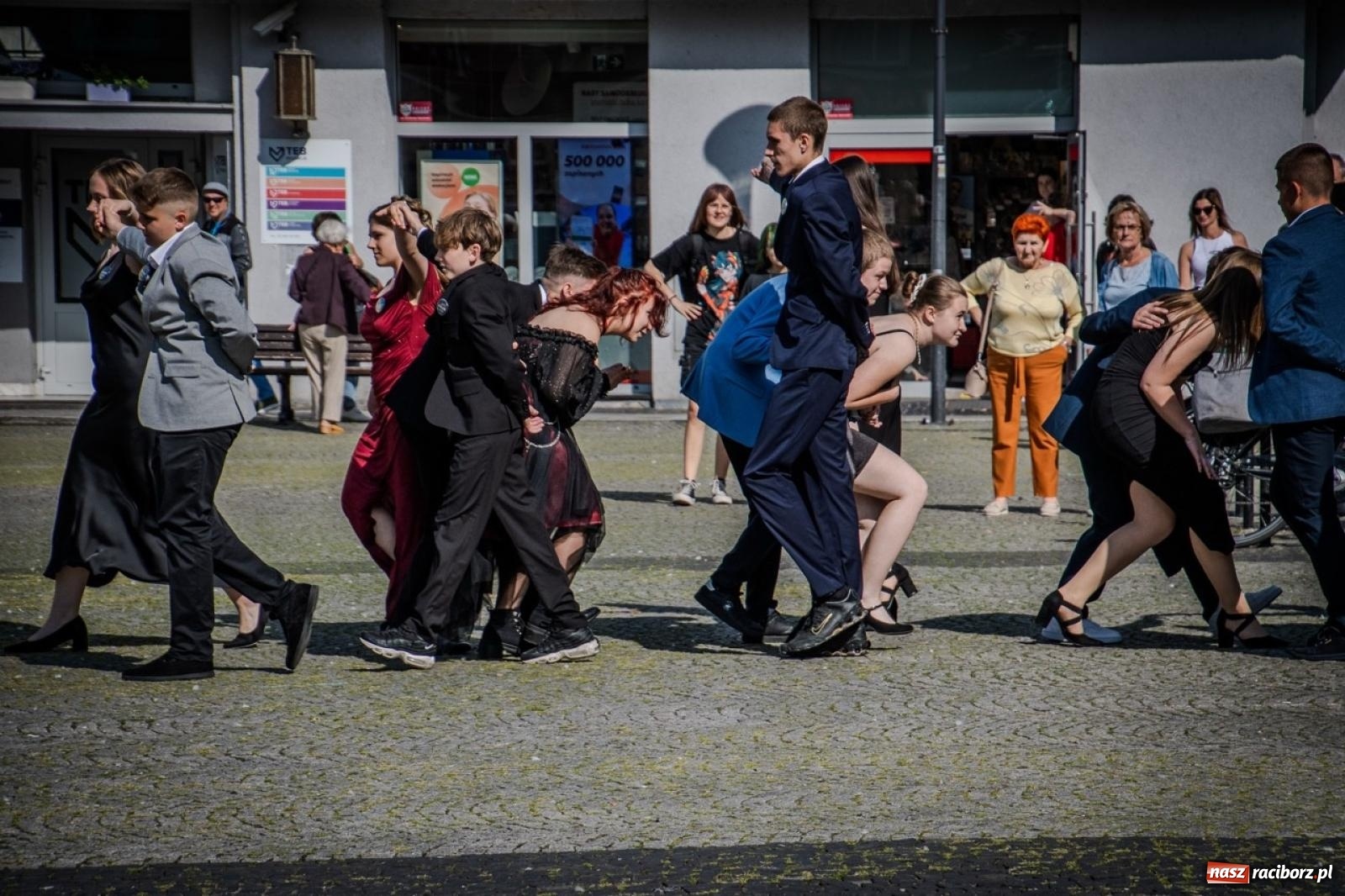 Zdjęcie w galerii na portalu naszraciborz.pl: Polonez ósmoklasistów SP 15 na raciborskim rynku wiadomości z regionu