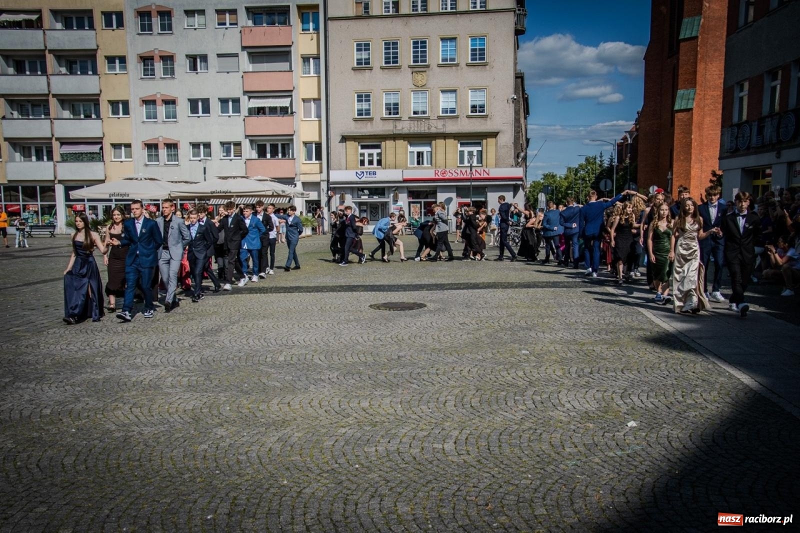Zdjęcie w galerii na portalu naszraciborz.pl: Polonez ósmoklasistów SP 15 na raciborskim rynku wiadomości z regionu