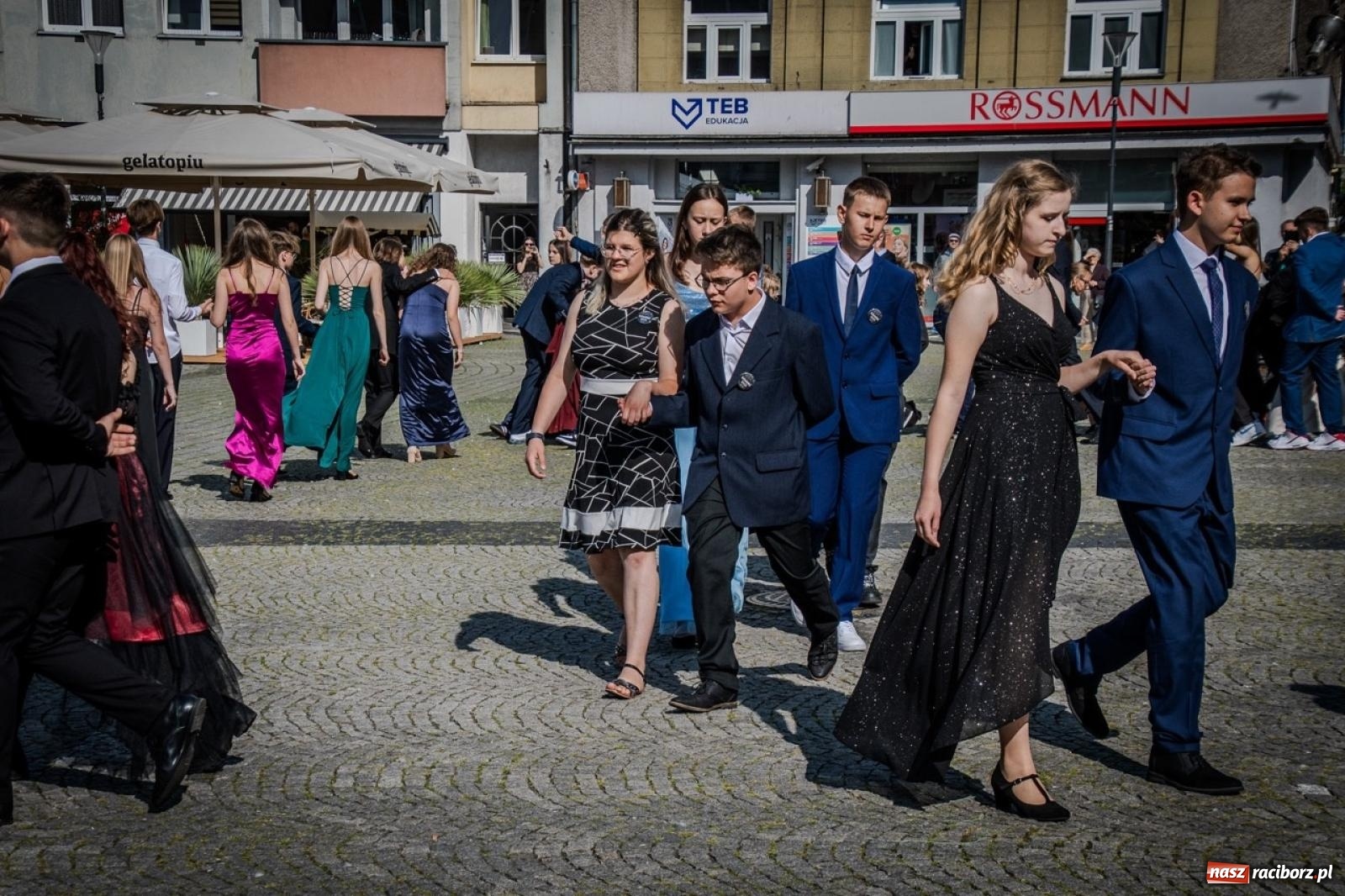 Zdjęcie w galerii na portalu naszraciborz.pl: Polonez ósmoklasistów SP 15 na raciborskim rynku wiadomości z regionu