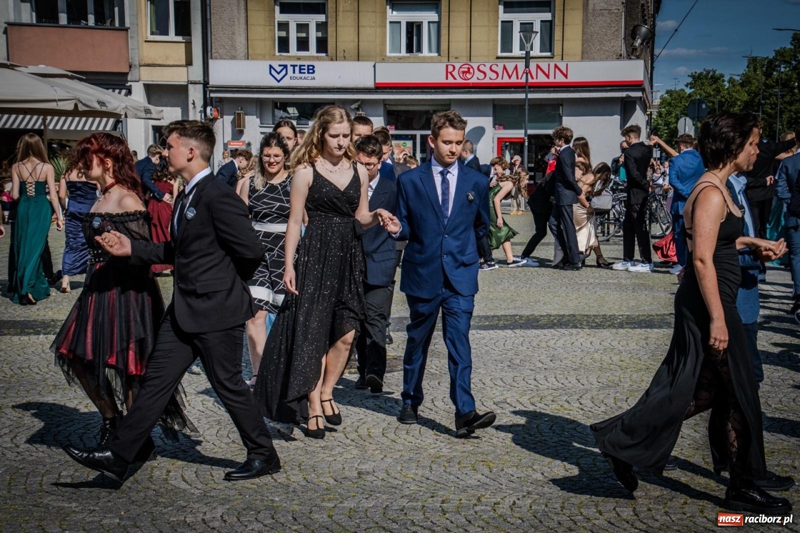 Zdjęcie w galerii na portalu naszraciborz.pl: Polonez ósmoklasistów SP 15 na raciborskim rynku wiadomości z regionu