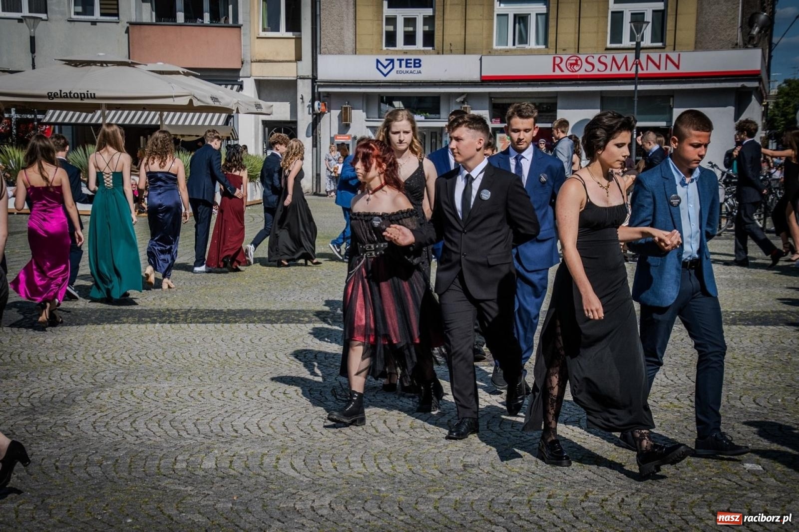 Zdjęcie w galerii na portalu naszraciborz.pl: Polonez ósmoklasistów SP 15 na raciborskim rynku wiadomości z regionu