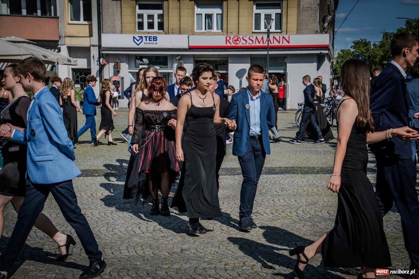 Zdjęcie w galerii na portalu naszraciborz.pl: Polonez ósmoklasistów SP 15 na raciborskim rynku wiadomości z regionu