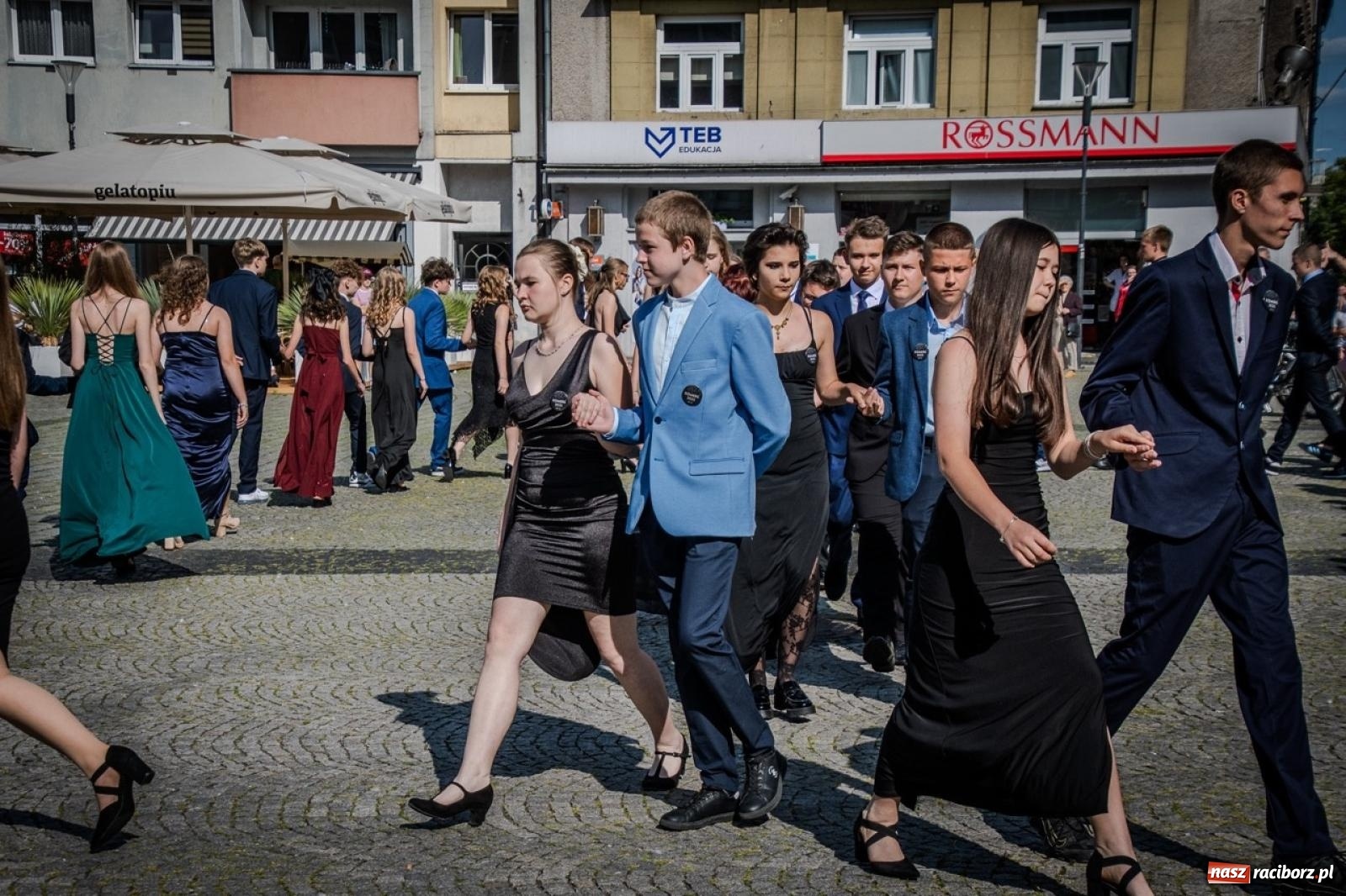 Zdjęcie w galerii na portalu naszraciborz.pl: Polonez ósmoklasistów SP 15 na raciborskim rynku wiadomości z regionu