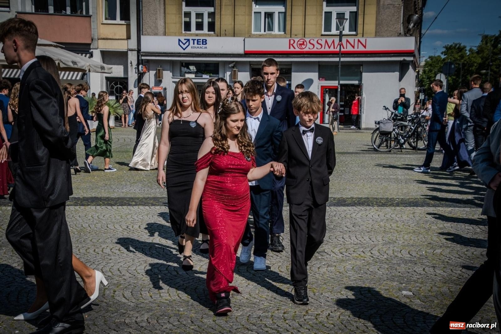 Zdjęcie w galerii na portalu naszraciborz.pl: Polonez ósmoklasistów SP 15 na raciborskim rynku wiadomości z regionu