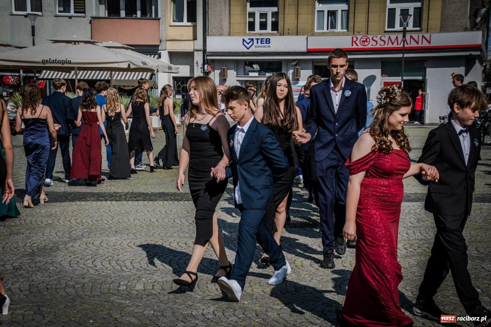Zdjęcie w galerii na portalu naszraciborz.pl: Polonez ósmoklasistów SP 15 na raciborskim rynku wiadomości z regionu