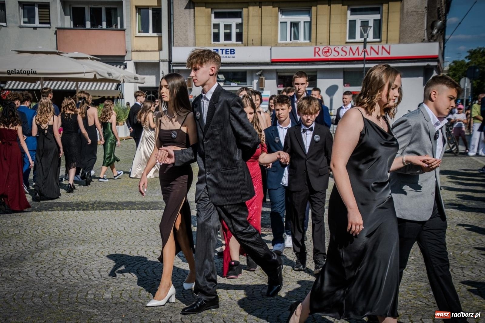 Zdjęcie w galerii na portalu naszraciborz.pl: Polonez ósmoklasistów SP 15 na raciborskim rynku wiadomości z regionu