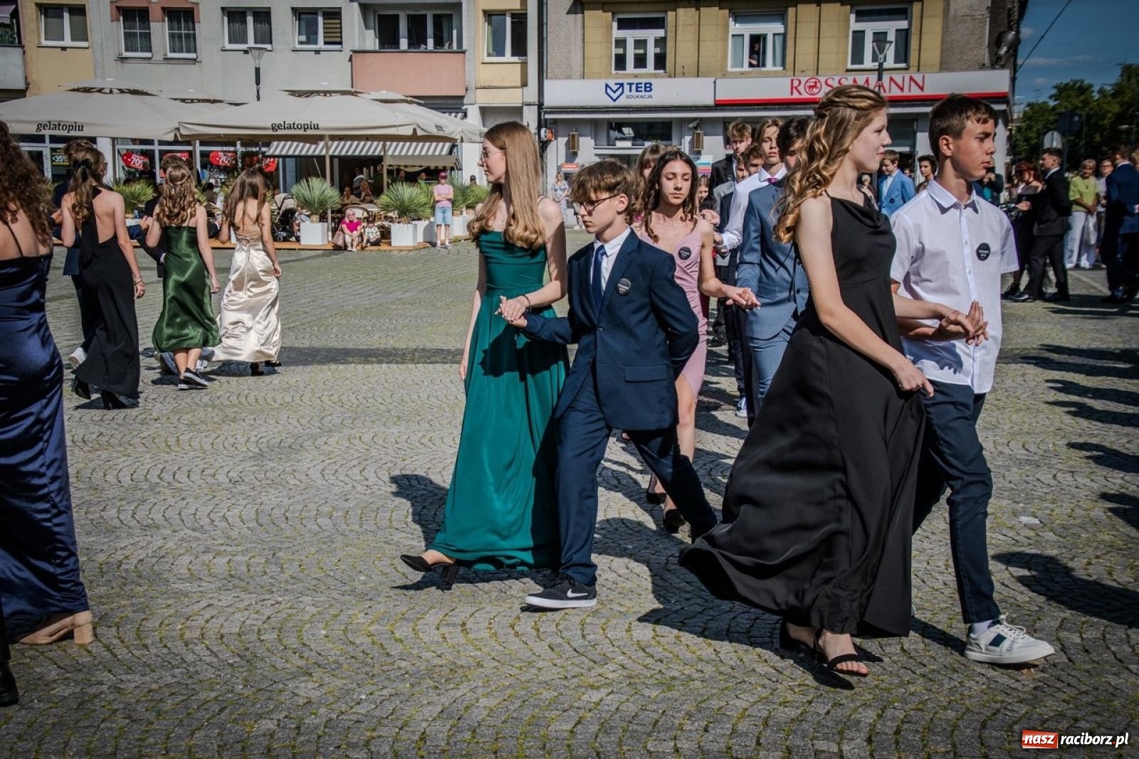 Zdjęcie w galerii na portalu naszraciborz.pl: Polonez ósmoklasistów SP 15 na raciborskim rynku wiadomości z regionu