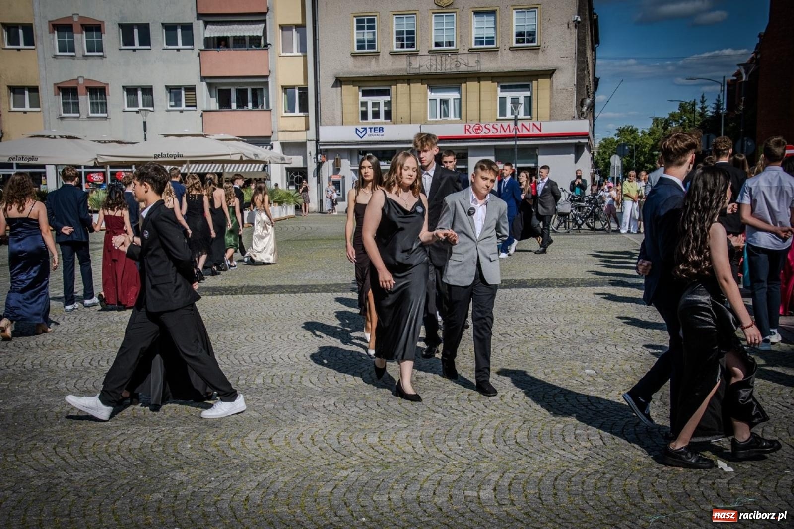 Zdjęcie w galerii na portalu naszraciborz.pl: Polonez ósmoklasistów SP 15 na raciborskim rynku wiadomości z regionu