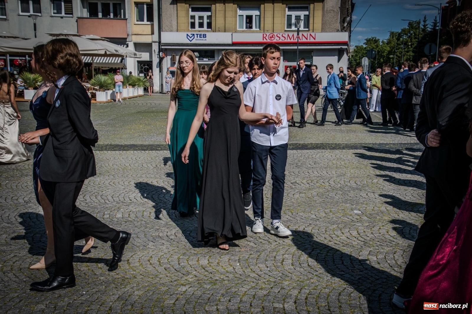 Zdjęcie w galerii na portalu naszraciborz.pl: Polonez ósmoklasistów SP 15 na raciborskim rynku wiadomości z regionu