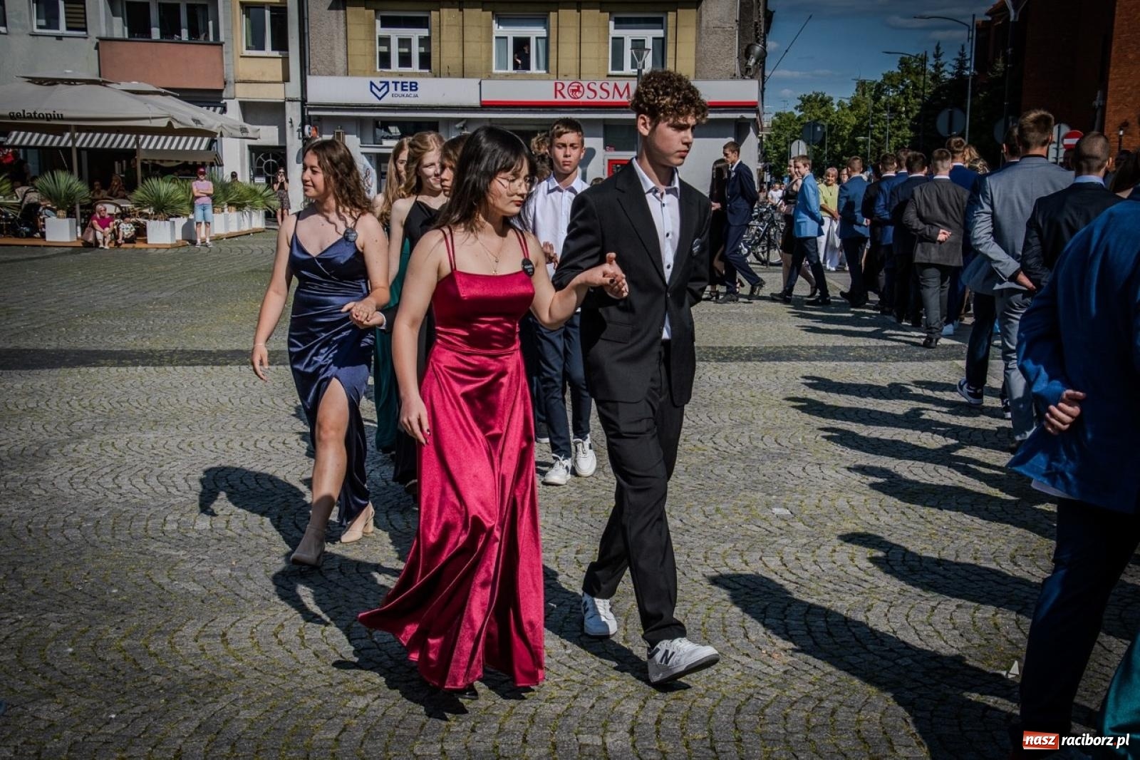 Zdjęcie w galerii na portalu naszraciborz.pl: Polonez ósmoklasistów SP 15 na raciborskim rynku wiadomości z regionu