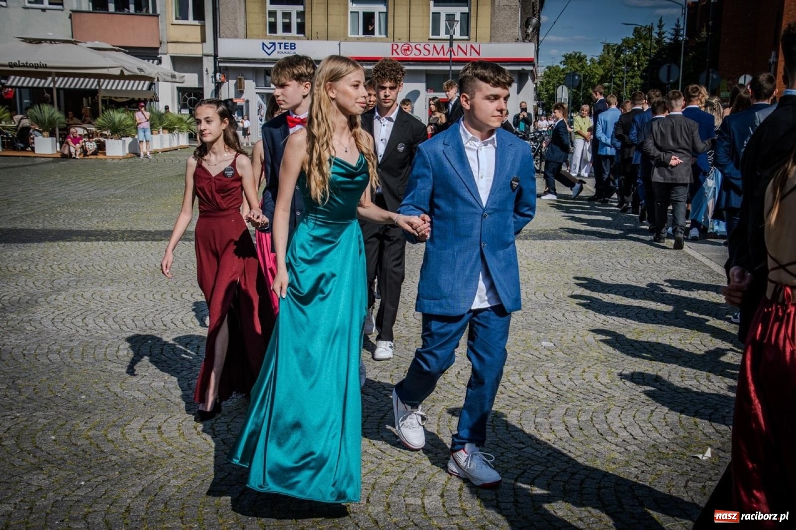 Zdjęcie w galerii na portalu naszraciborz.pl: Polonez ósmoklasistów SP 15 na raciborskim rynku wiadomości z regionu