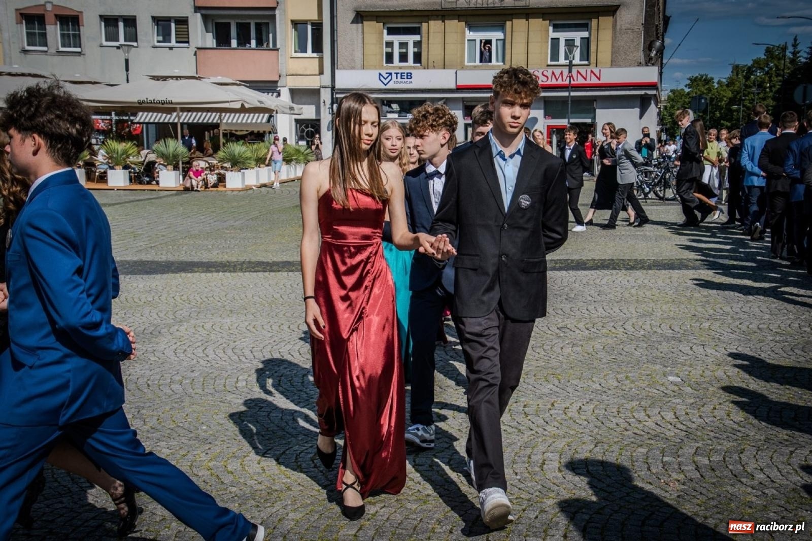 Zdjęcie w galerii na portalu naszraciborz.pl: Polonez ósmoklasistów SP 15 na raciborskim rynku wiadomości z regionu