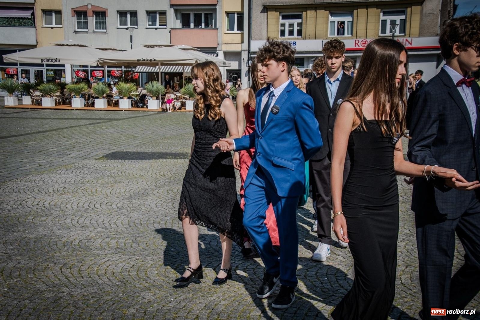 Zdjęcie w galerii na portalu naszraciborz.pl: Polonez ósmoklasistów SP 15 na raciborskim rynku wiadomości z regionu