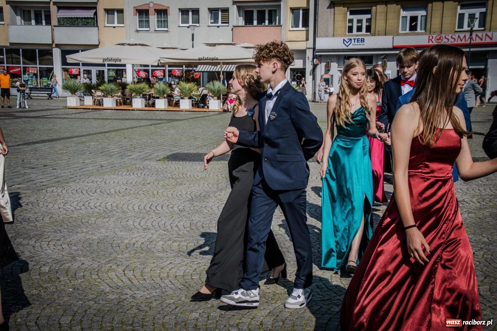 Zdjęcie w galerii na portalu naszraciborz.pl: Polonez ósmoklasistów SP 15 na raciborskim rynku wiadomości z regionu