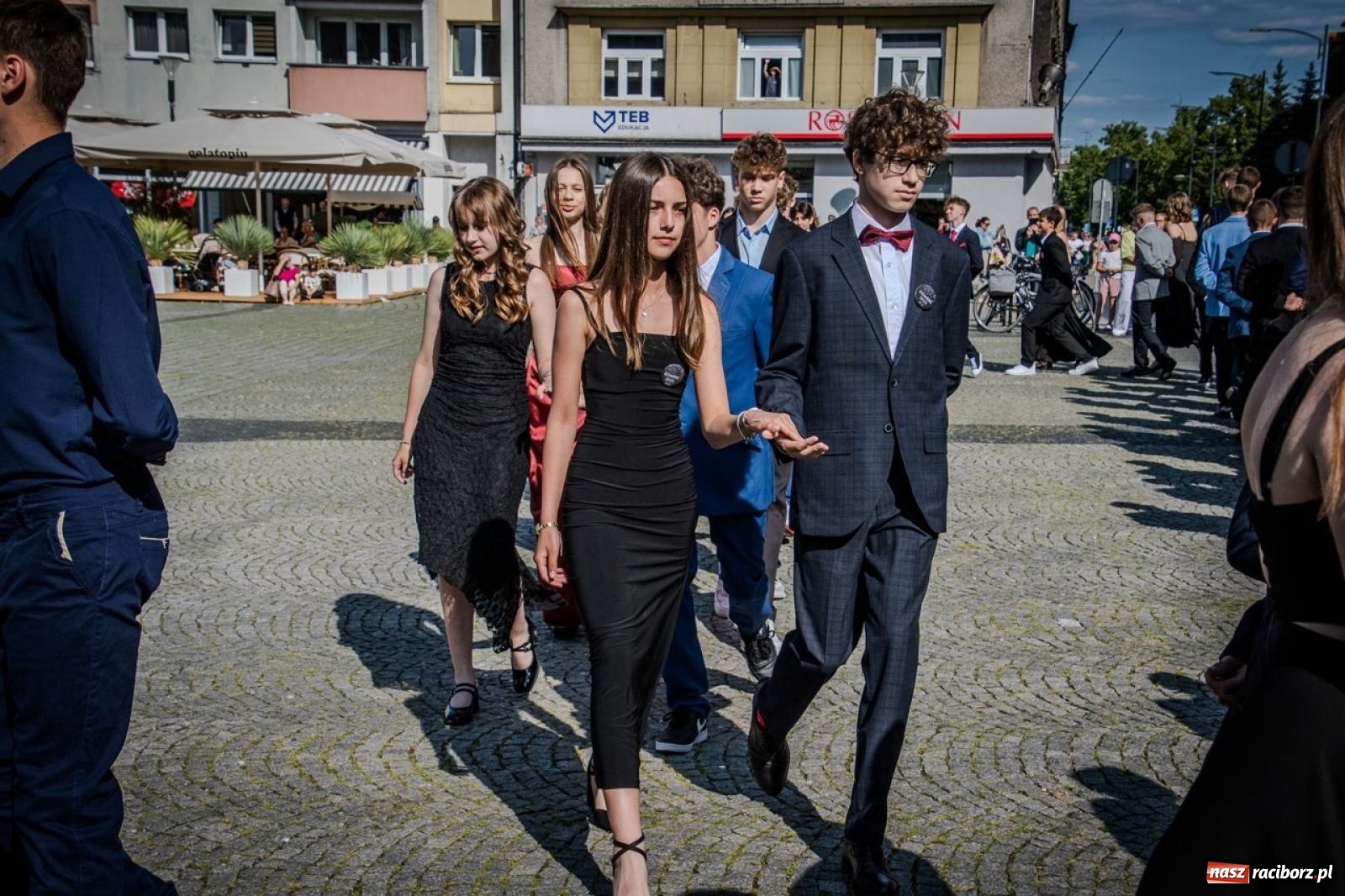 Zdjęcie w galerii na portalu naszraciborz.pl: Polonez ósmoklasistów SP 15 na raciborskim rynku wiadomości z regionu