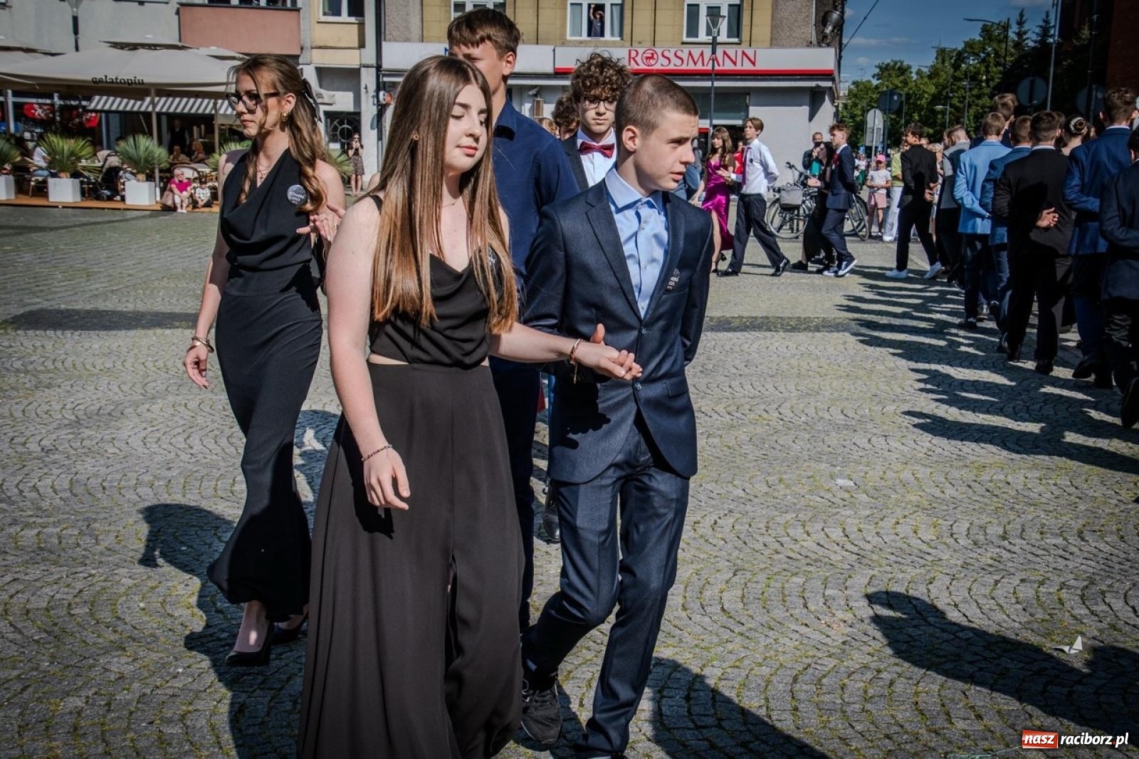 Zdjęcie w galerii na portalu naszraciborz.pl: Polonez ósmoklasistów SP 15 na raciborskim rynku wiadomości z regionu