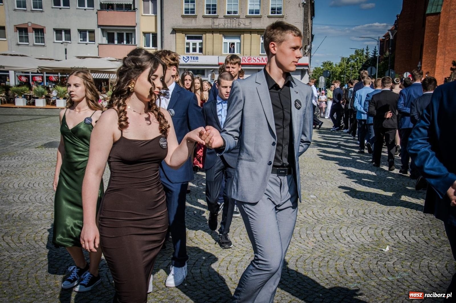 Zdjęcie w galerii na portalu naszraciborz.pl: Polonez ósmoklasistów SP 15 na raciborskim rynku wiadomości z regionu