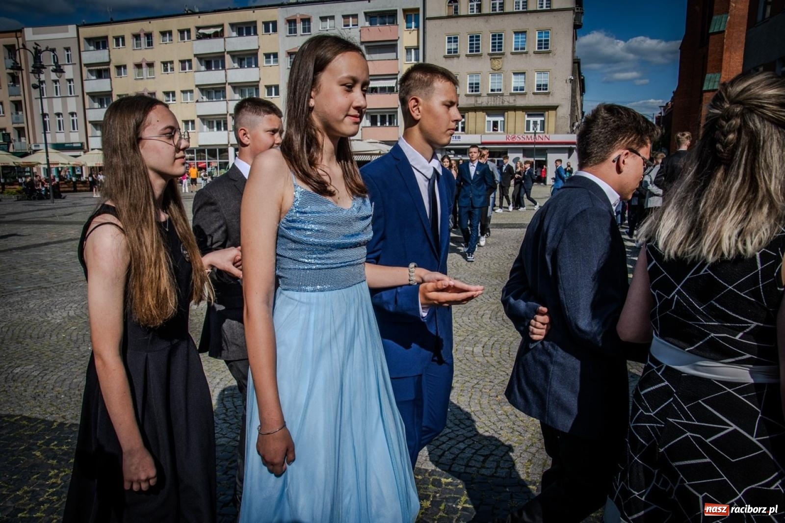 Zdjęcie w galerii na portalu naszraciborz.pl: Polonez ósmoklasistów SP 15 na raciborskim rynku wiadomości z regionu