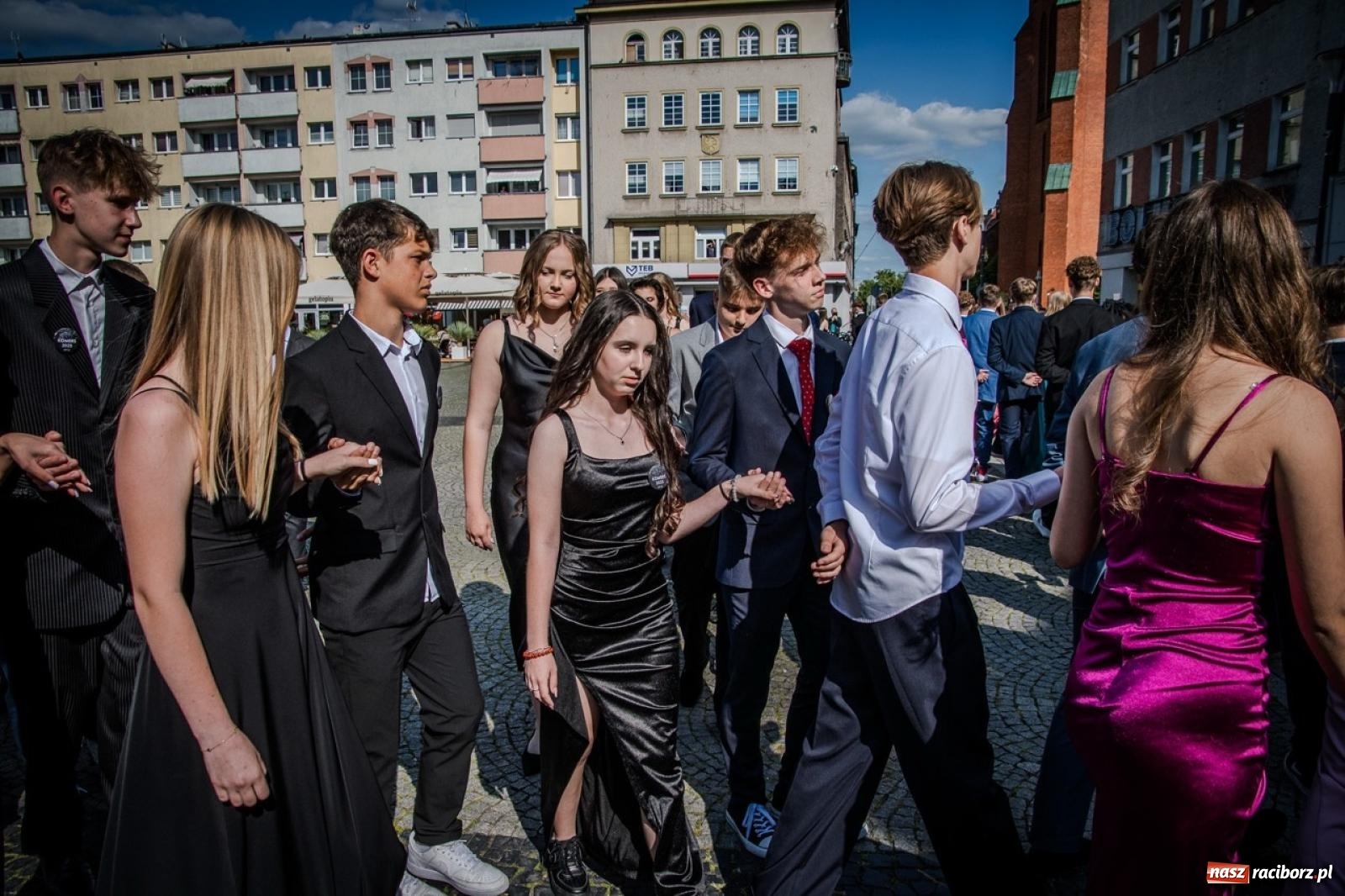 Zdjęcie w galerii na portalu naszraciborz.pl: Polonez ósmoklasistów SP 15 na raciborskim rynku wiadomości z regionu