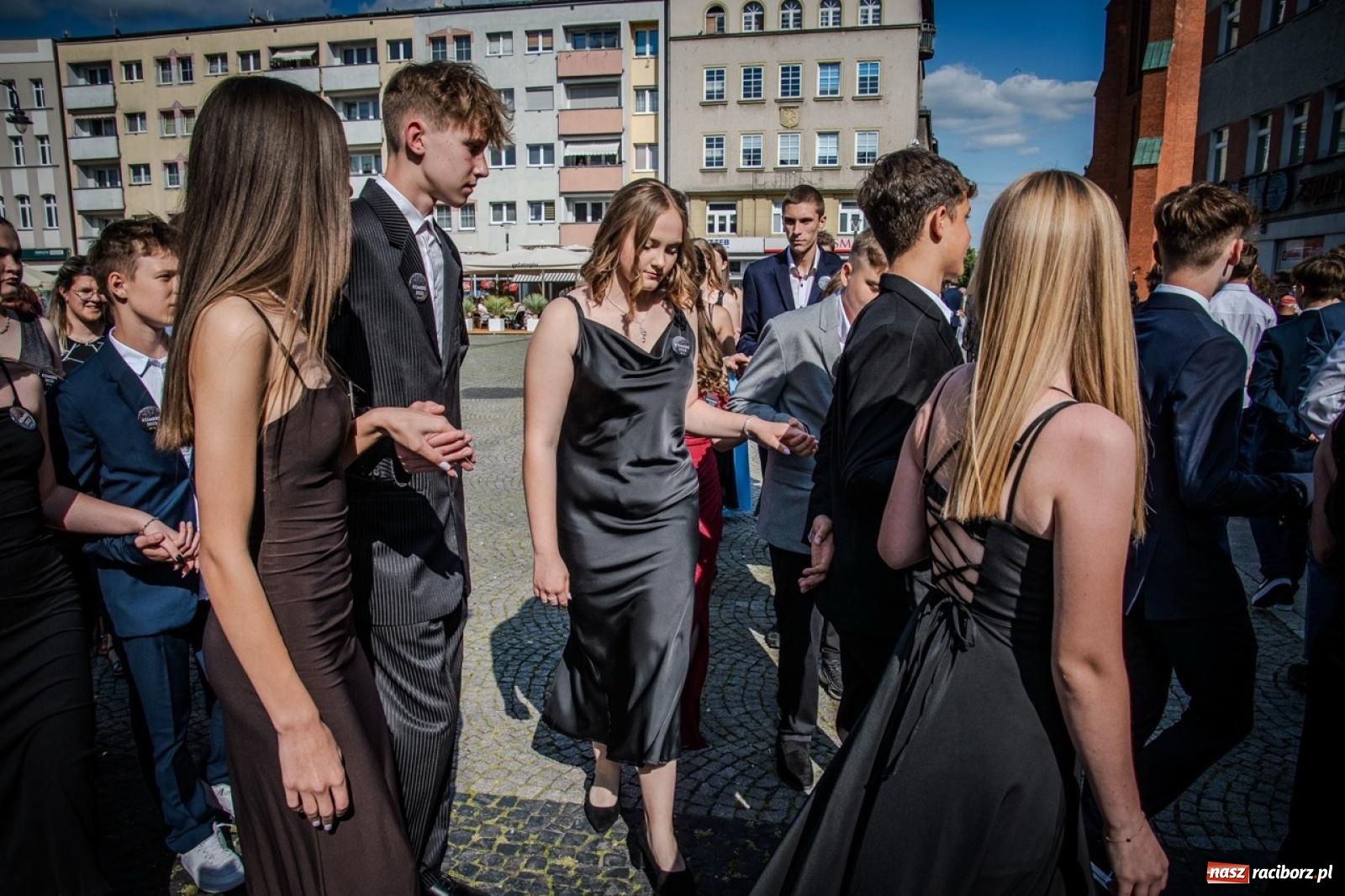 Zdjęcie w galerii na portalu naszraciborz.pl: Polonez ósmoklasistów SP 15 na raciborskim rynku wiadomości z regionu