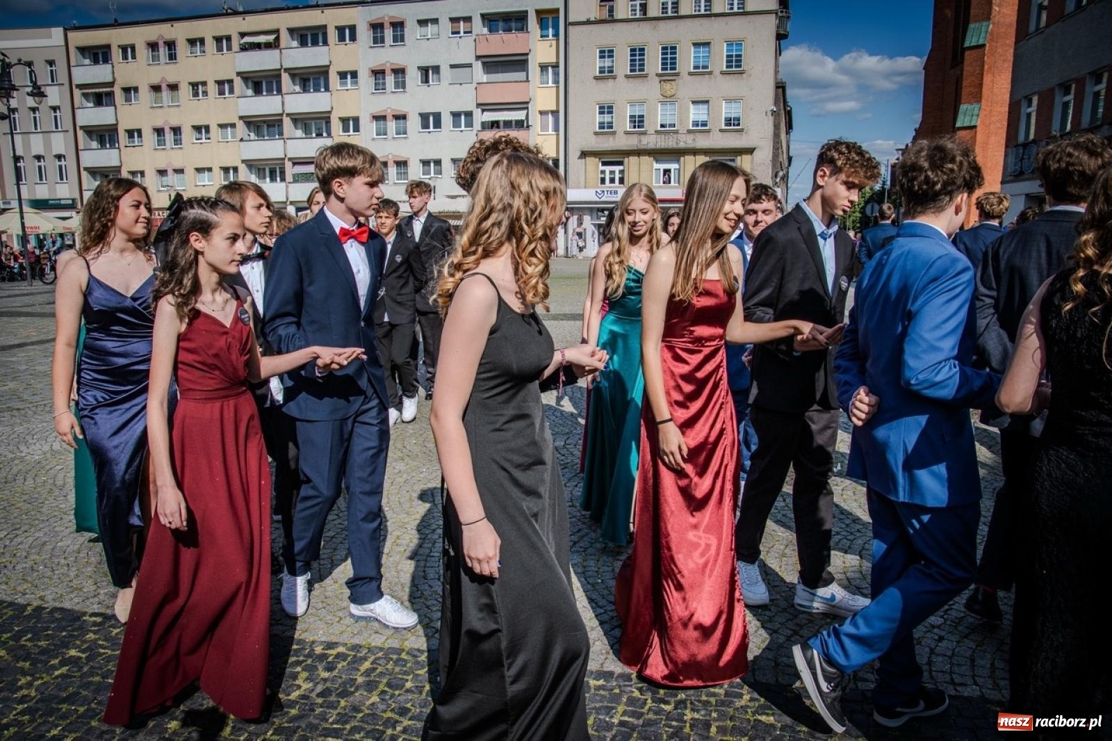 Zdjęcie w galerii na portalu naszraciborz.pl: Polonez ósmoklasistów SP 15 na raciborskim rynku wiadomości z regionu