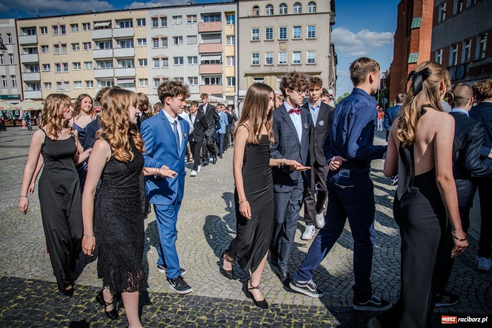 Zdjęcie w galerii na portalu naszraciborz.pl: Polonez ósmoklasistów SP 15 na raciborskim rynku wiadomości z regionu
