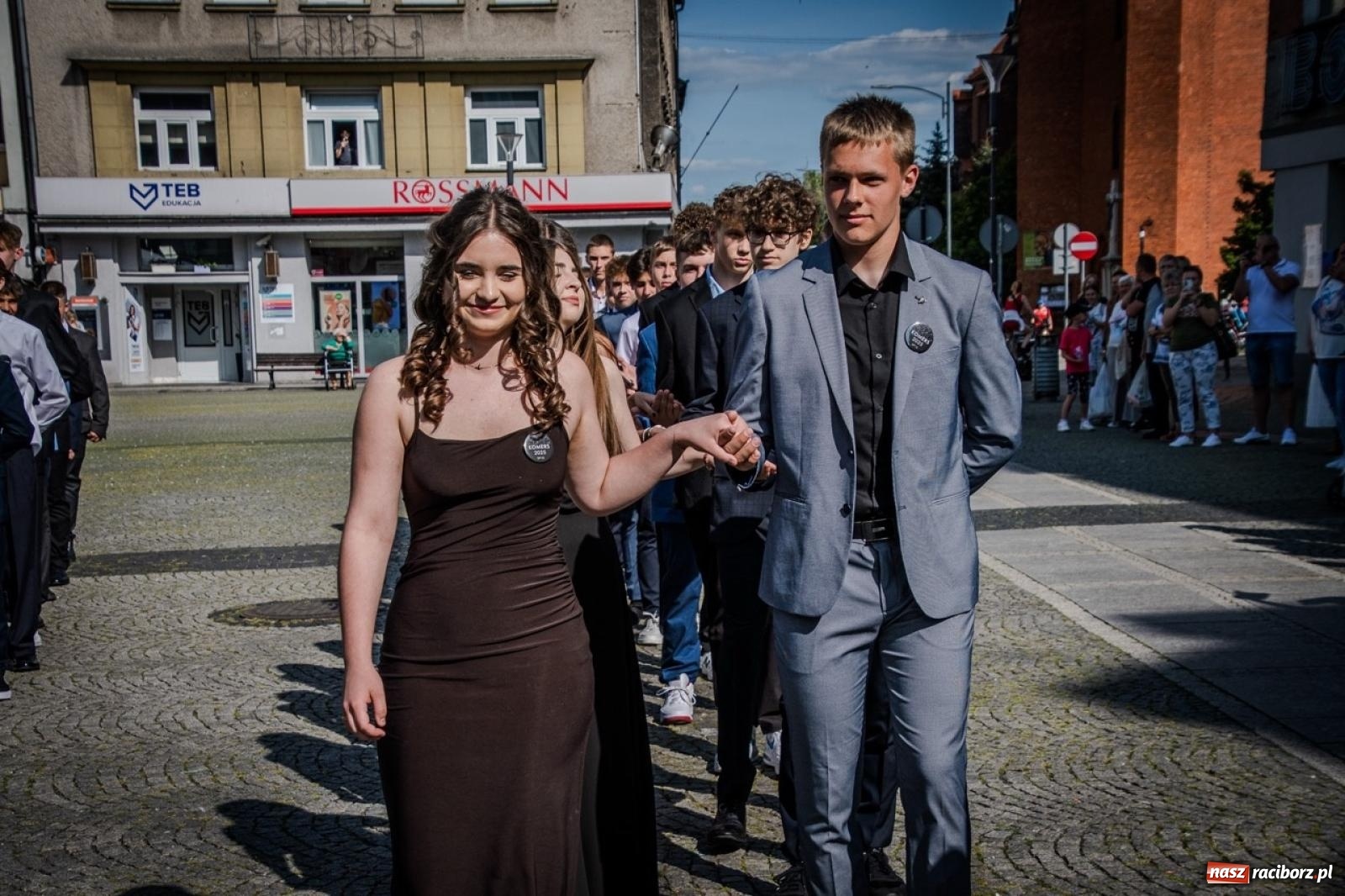 Zdjęcie w galerii na portalu naszraciborz.pl: Polonez ósmoklasistów SP 15 na raciborskim rynku wiadomości z regionu