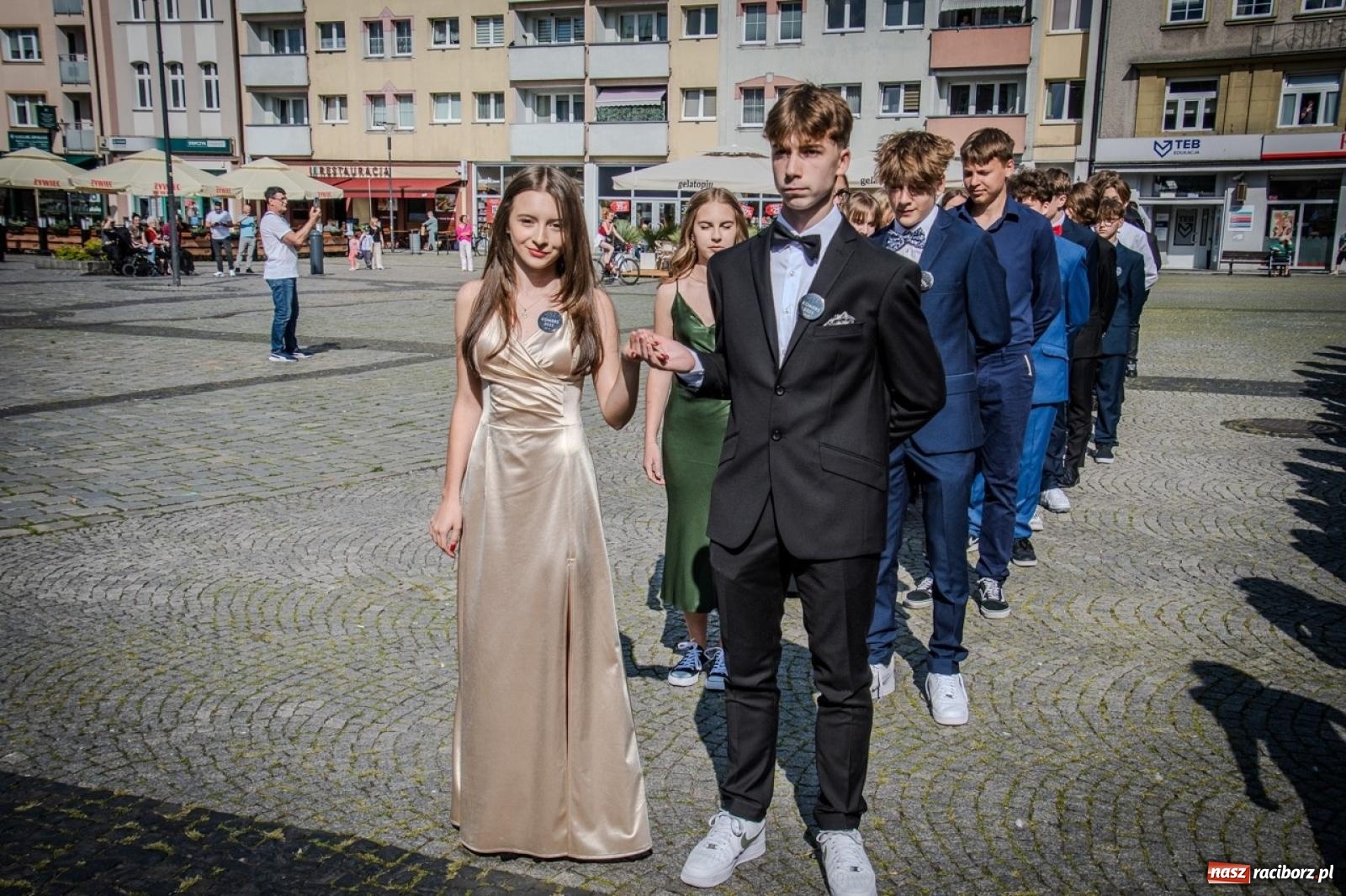 Zdjęcie w galerii na portalu naszraciborz.pl: Polonez ósmoklasistów SP 15 na raciborskim rynku wiadomości z regionu