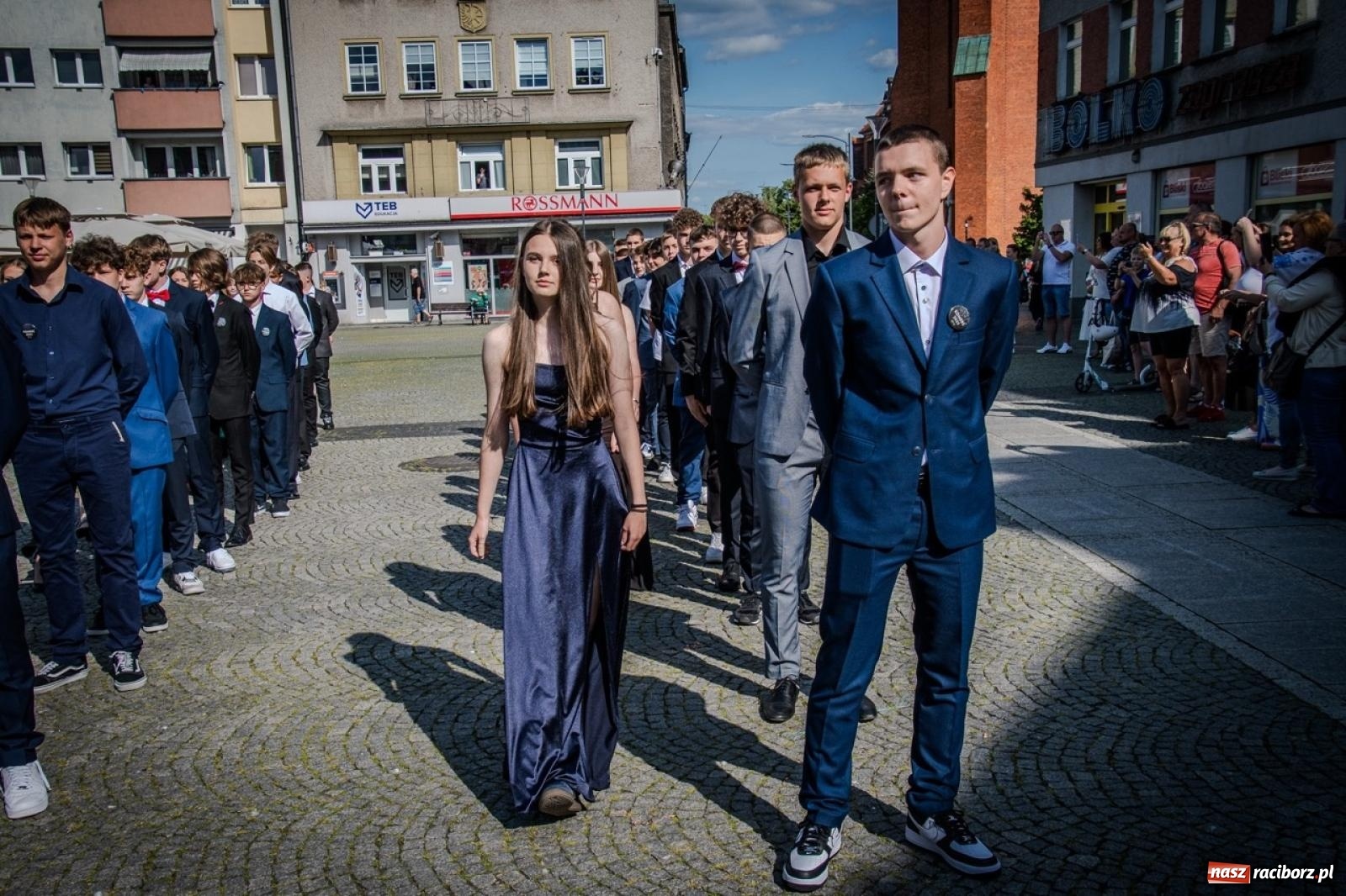 Zdjęcie w galerii na portalu naszraciborz.pl: Polonez ósmoklasistów SP 15 na raciborskim rynku wiadomości z regionu