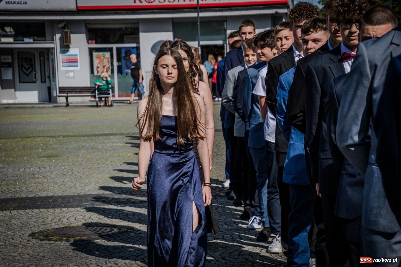 Zdjęcie w galerii na portalu naszraciborz.pl: Polonez ósmoklasistów SP 15 na raciborskim rynku wiadomości z regionu
