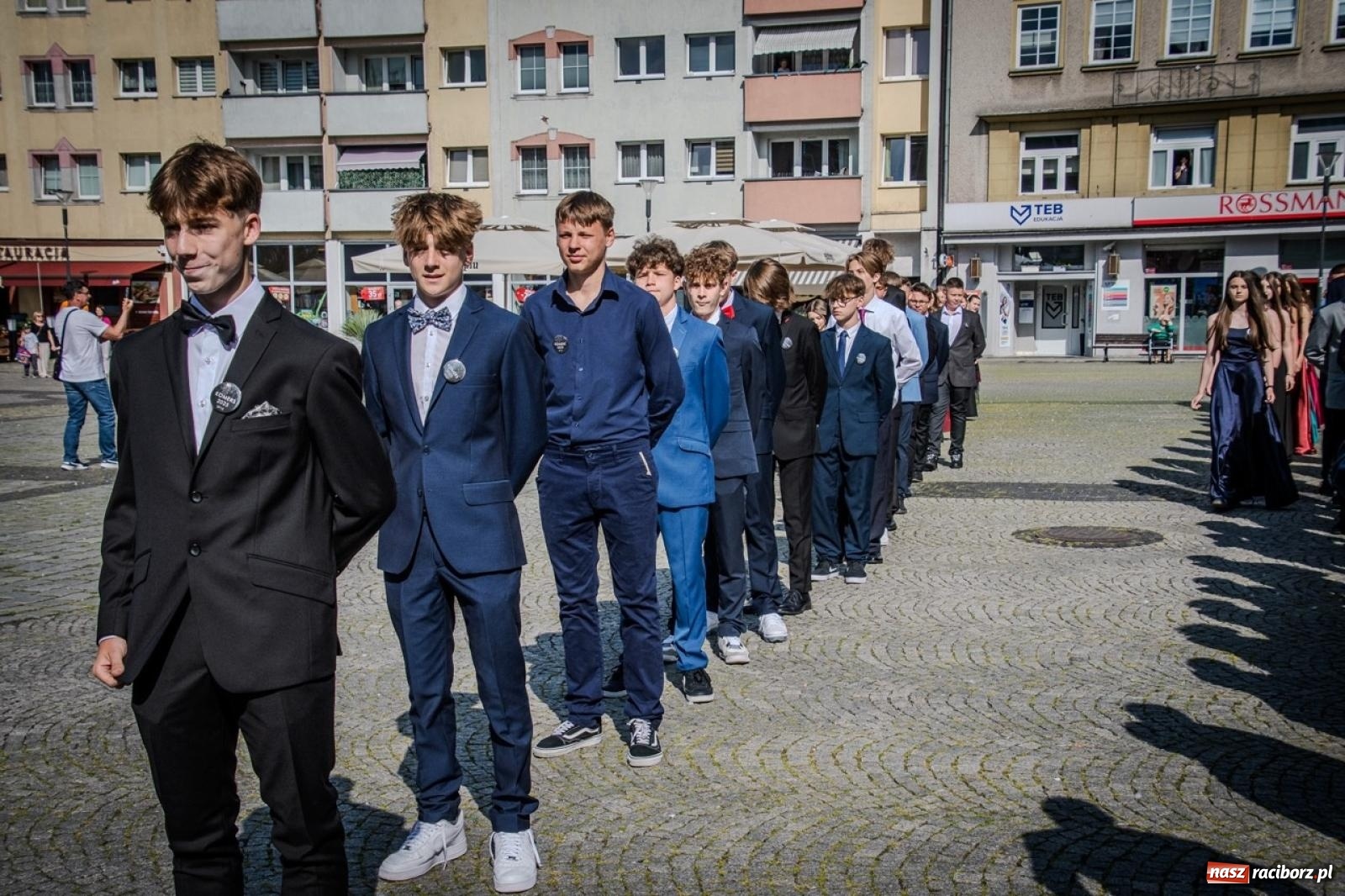 Zdjęcie w galerii na portalu naszraciborz.pl: Polonez ósmoklasistów SP 15 na raciborskim rynku wiadomości z regionu