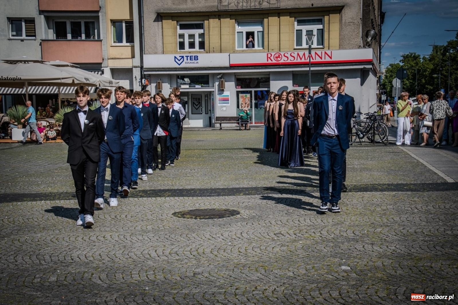 Zdjęcie w galerii na portalu naszraciborz.pl: Polonez ósmoklasistów SP 15 na raciborskim rynku wiadomości z regionu